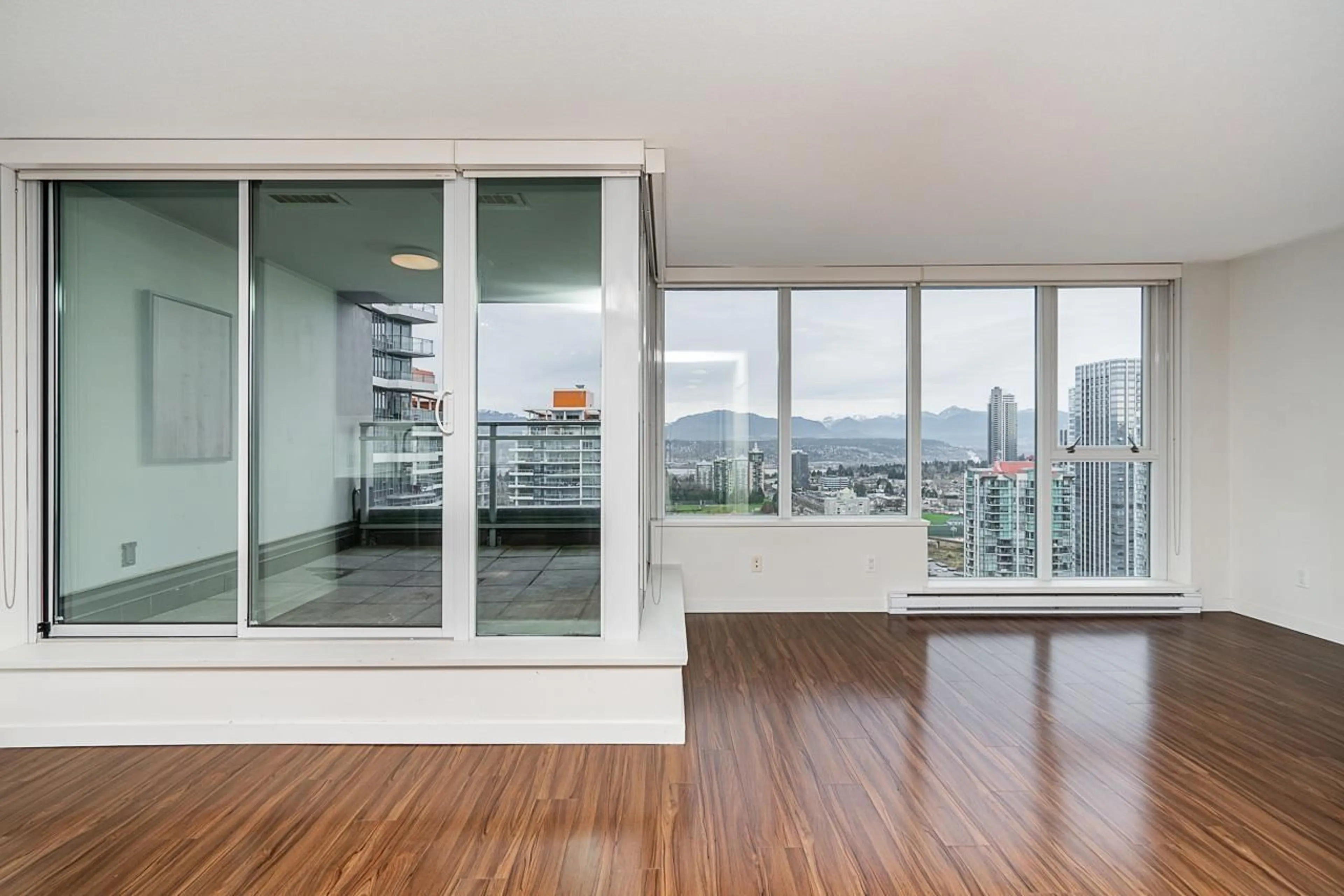 Indoor foyer for 3003 13325 102A AVENUE, Surrey British Columbia V3T0J5