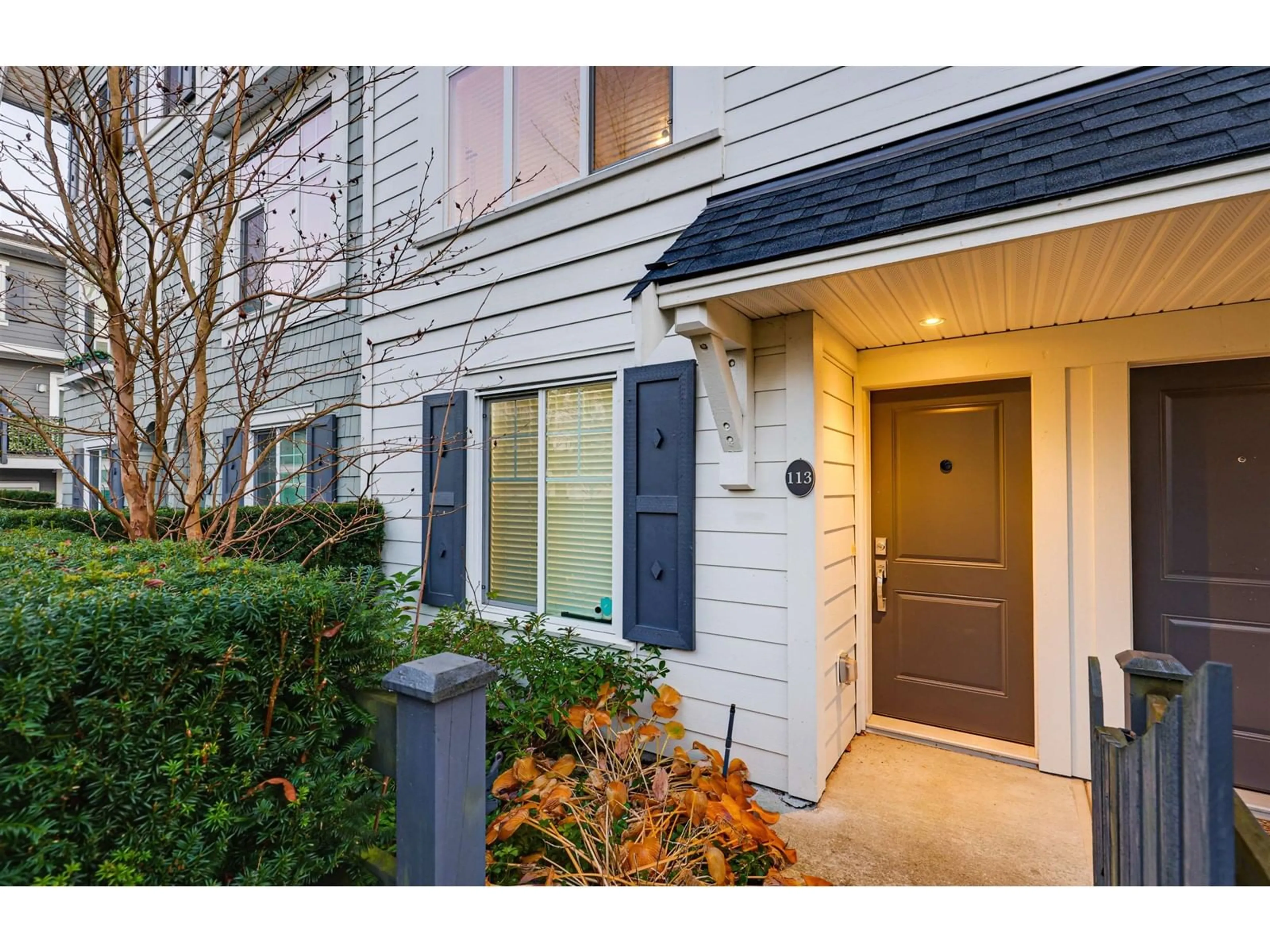 Indoor entryway for 113 15230 GUILDFORD DRIVE, Surrey British Columbia V3R0C8