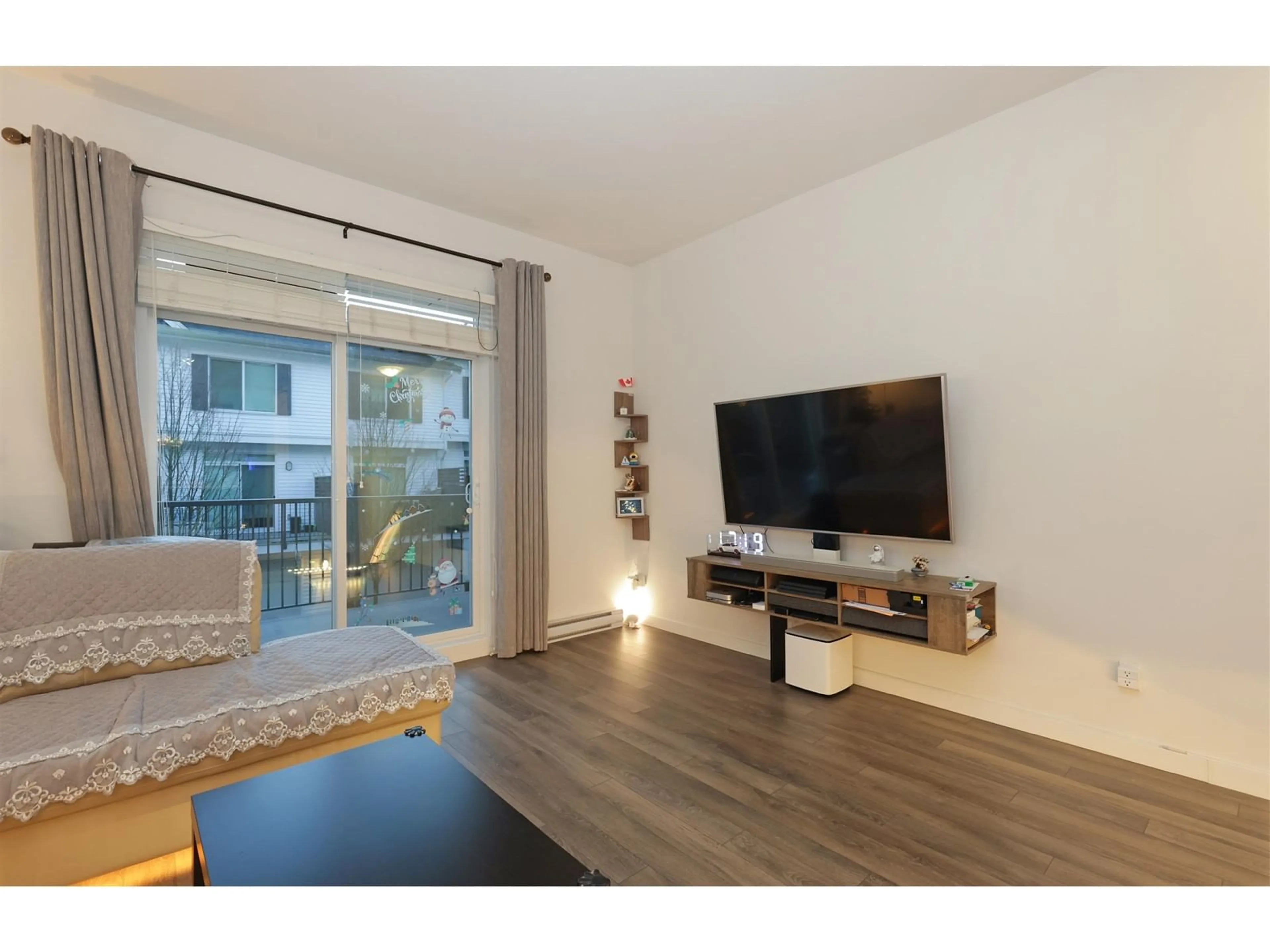 A pic of a room for 113 15230 GUILDFORD DRIVE, Surrey British Columbia V3R0C8