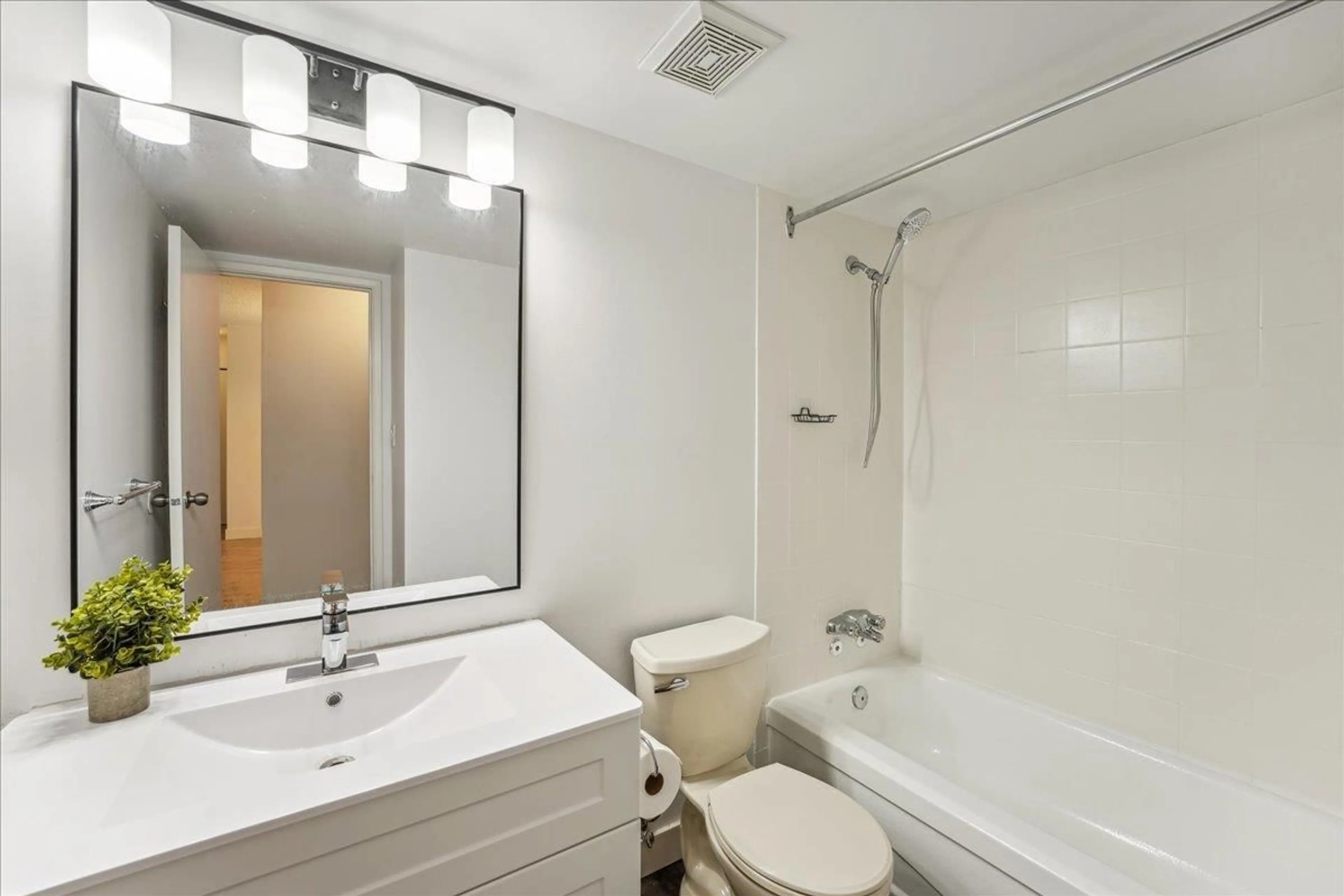 Standard bathroom, unknown for 314 10698 151A STREET, Surrey British Columbia V3R8T5