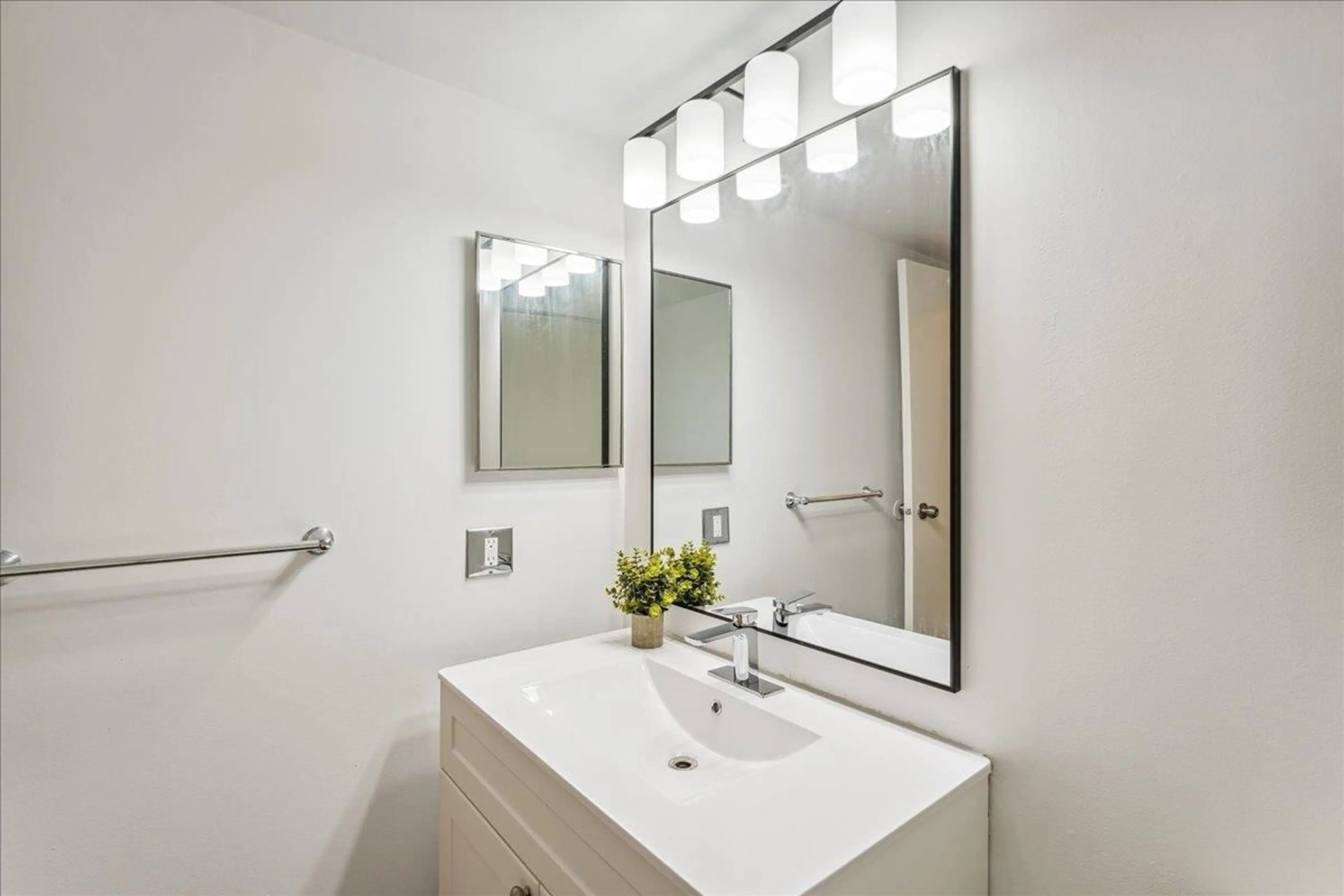 Standard bathroom, ceramic/tile floor for 314 10698 151A STREET, Surrey British Columbia V3R8T5