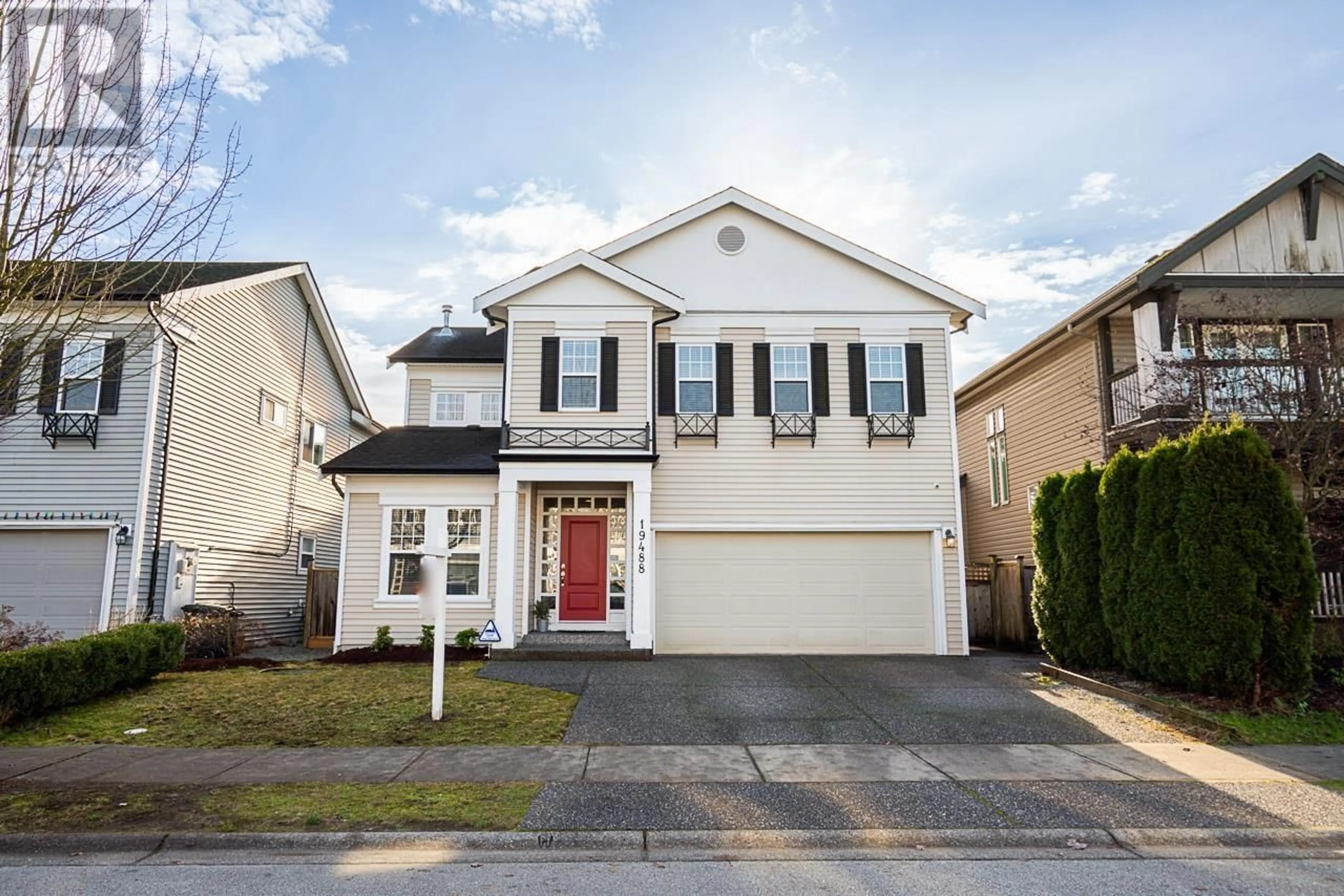 Home with vinyl exterior material, street for 19488 HOFFMAN WAY, Pitt Meadows British Columbia V3Y2W8