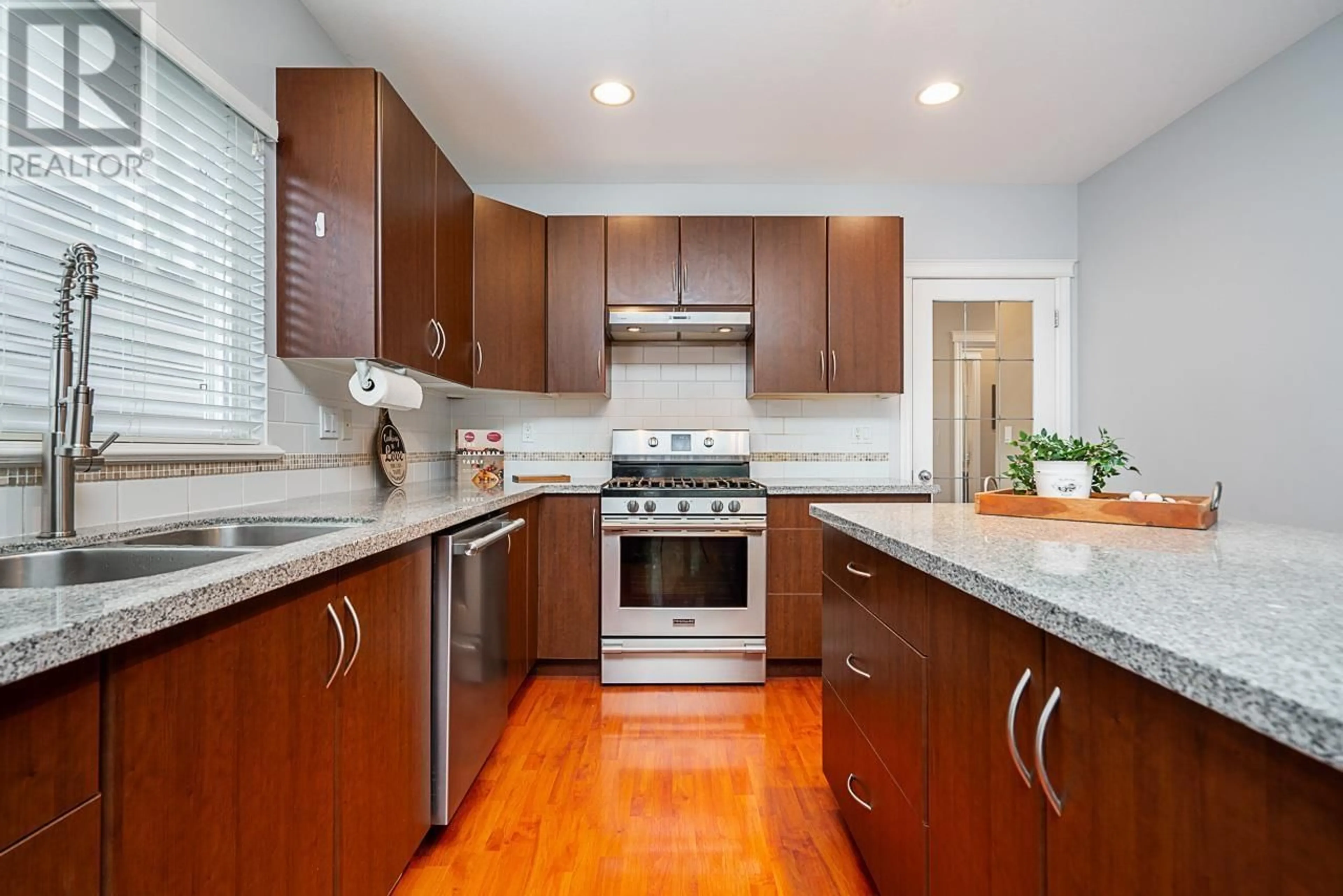 Contemporary kitchen, unknown for 19488 HOFFMAN WAY, Pitt Meadows British Columbia V3Y2W8