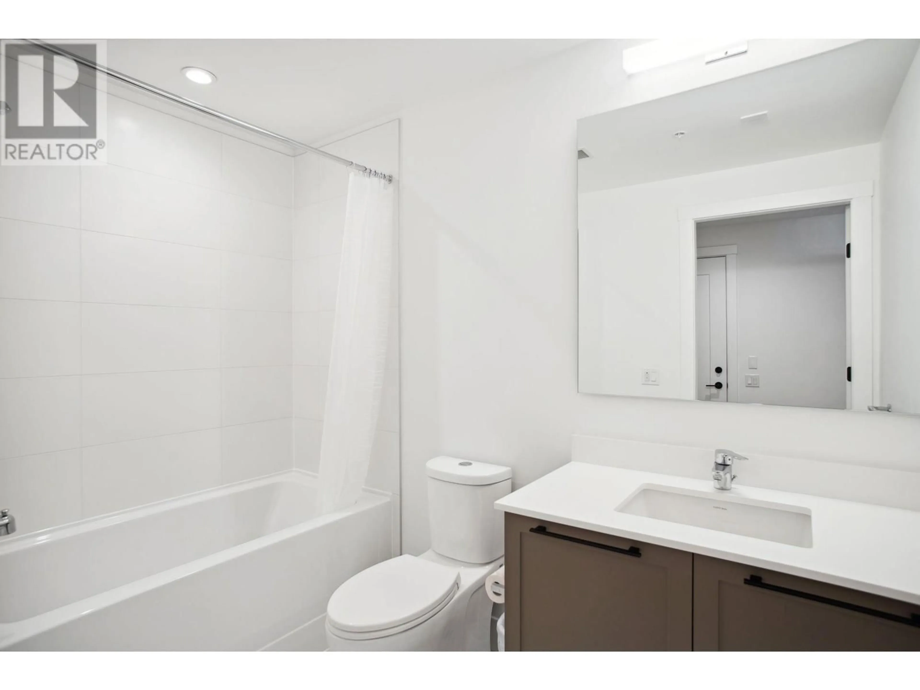 Standard bathroom, unknown for 711 8750 UNIVERSITY CRESCENT, Burnaby British Columbia V5A0G9