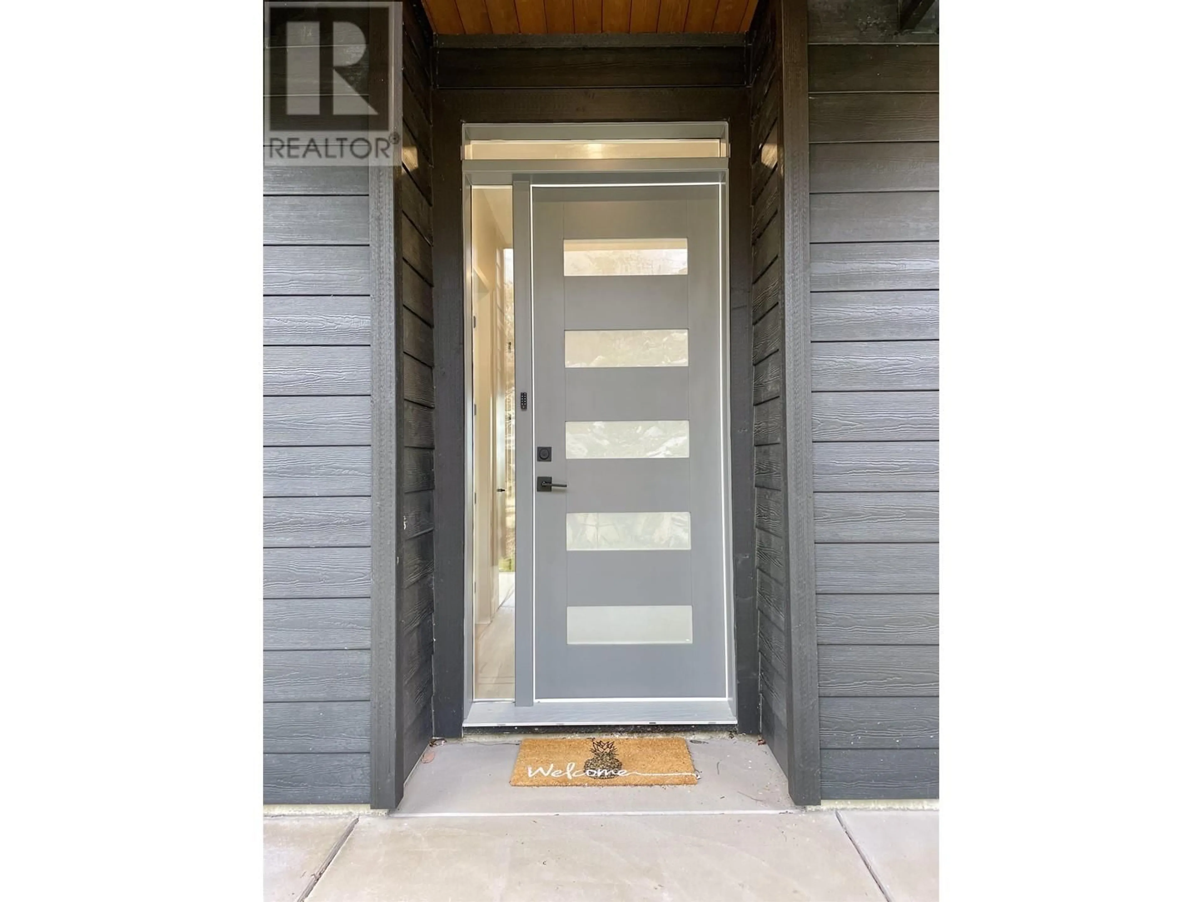 Indoor entryway for 11122 SUNSHINE COAST HIGHWAY, Halfmoon Bay British Columbia V7Z1B9