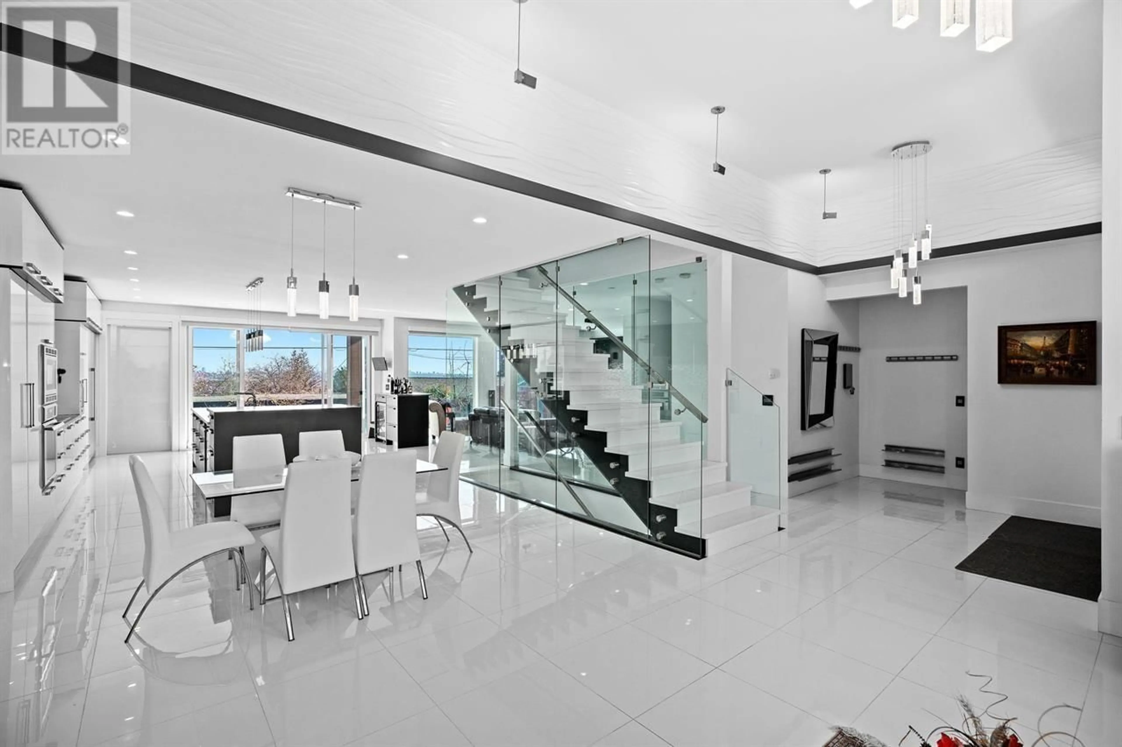 Indoor foyer for 851 WHITCHURCH STREET, North Vancouver British Columbia V7L2A5