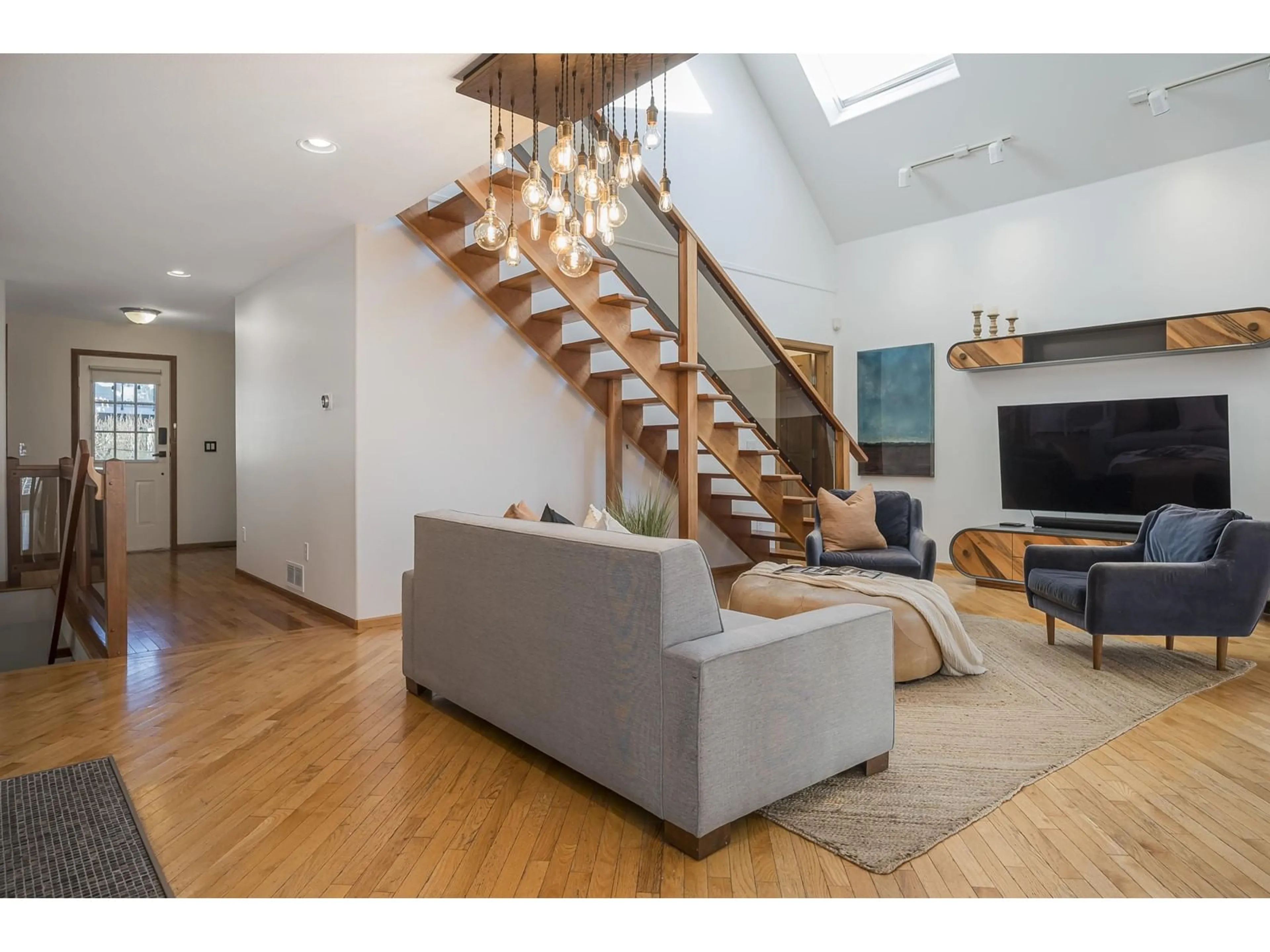 Living room with furniture, wood/laminate floor for 952 HABGOOD STREET, White Rock British Columbia V4B4W6