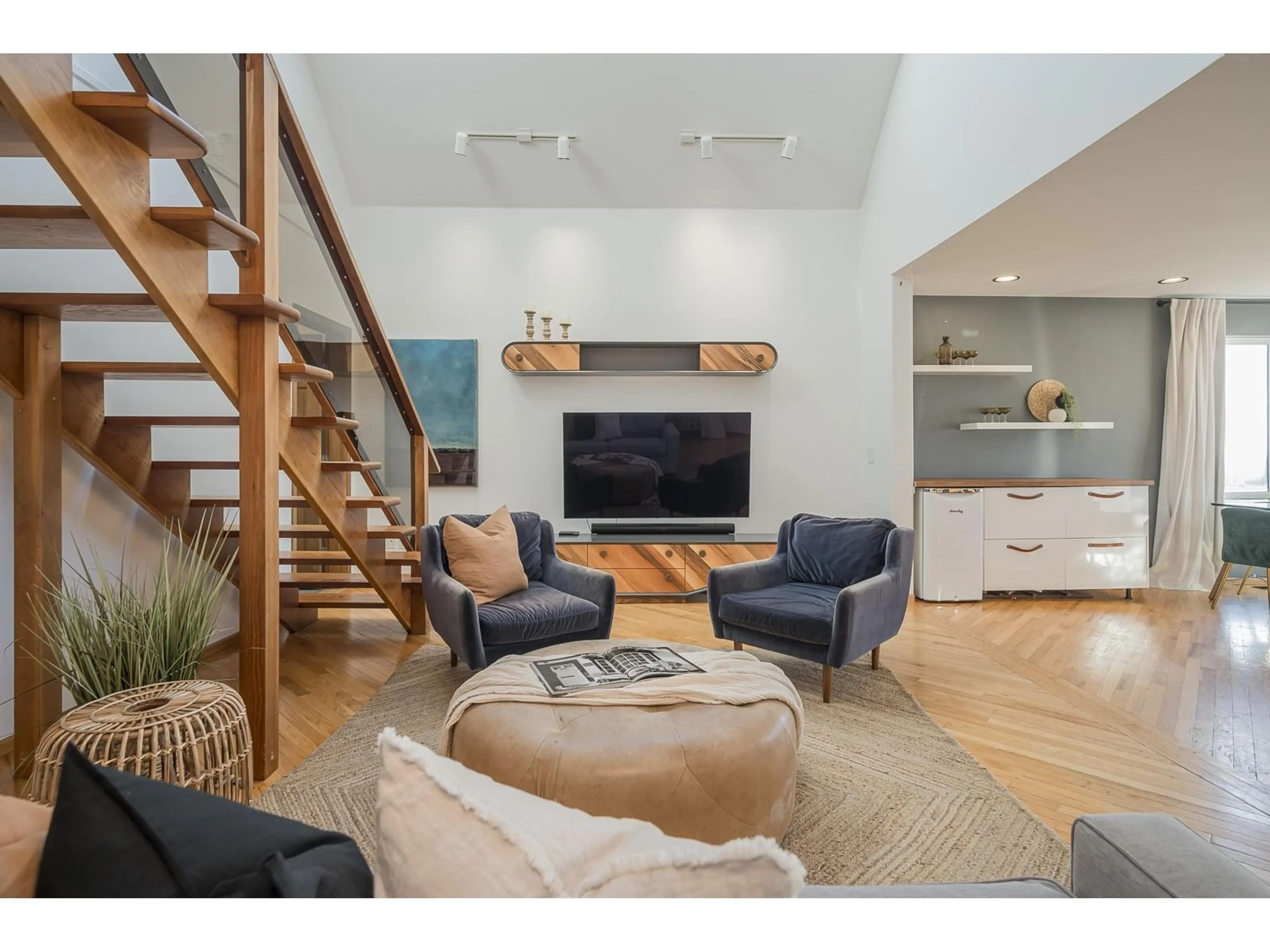 Living room with furniture, wood/laminate floor for 952 HABGOOD STREET, White Rock British Columbia V4B4W6