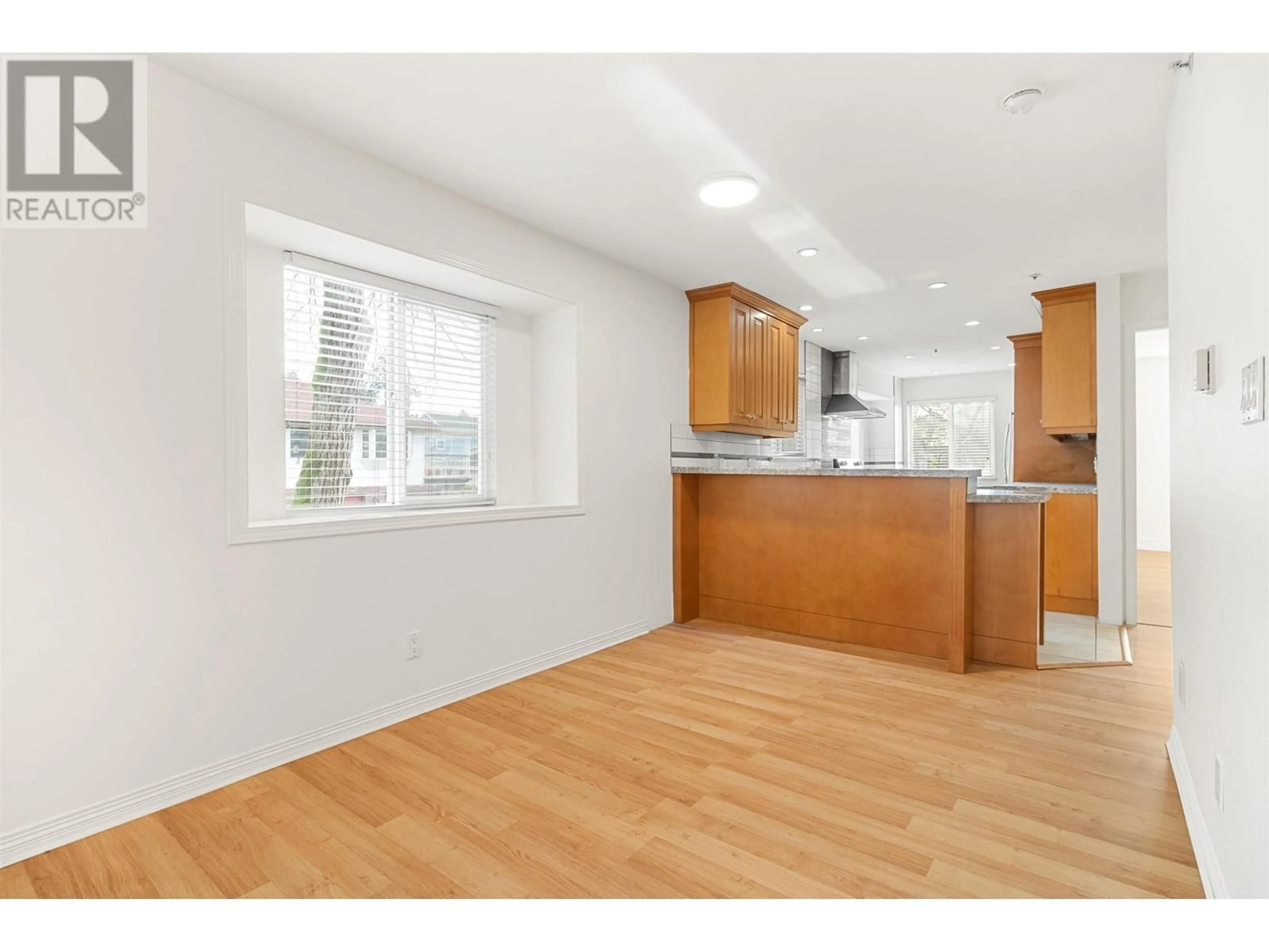 Open concept kitchen, wood/laminate floor for 498 E 19TH AVENUE, Vancouver British Columbia V5V1J7