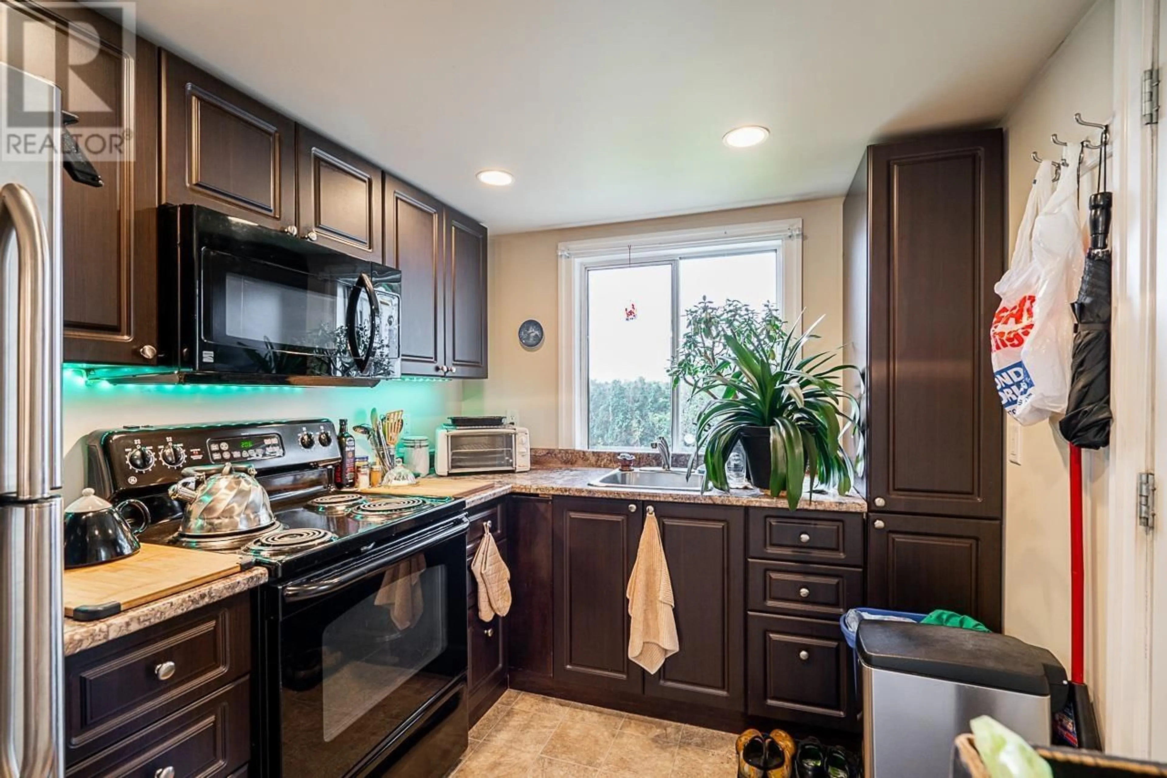 Standard kitchen, ceramic/tile floor for 5634 MARINE DRIVE, Burnaby British Columbia V5J3G8