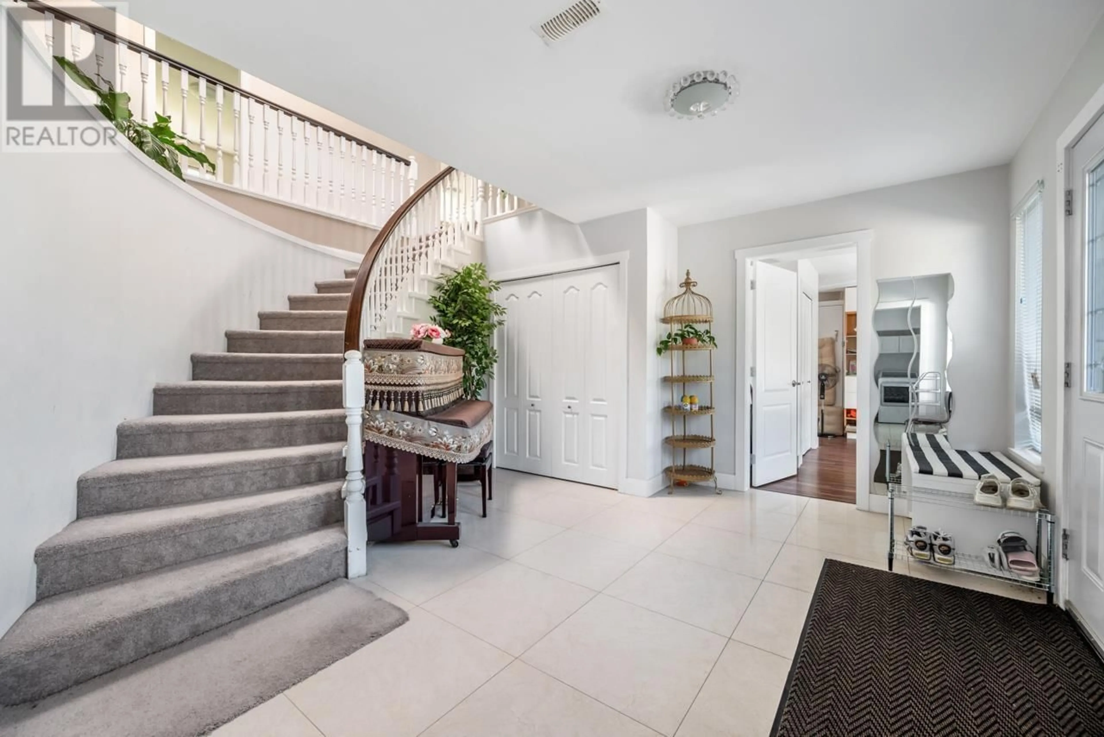 Indoor foyer for 8711 NO. 5 ROAD, Richmond British Columbia V6Y2V5