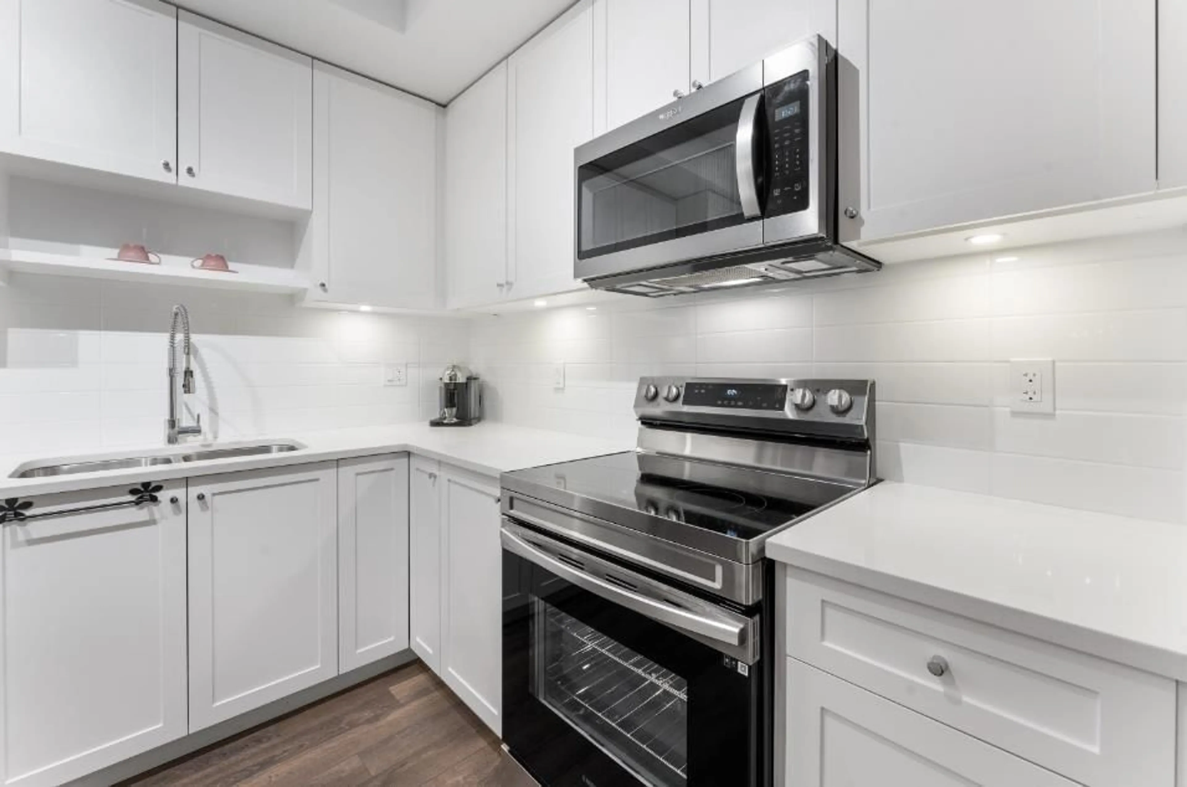 Standard kitchen, unknown for 315 13623 81A AVENUE, Surrey British Columbia V3W3N7