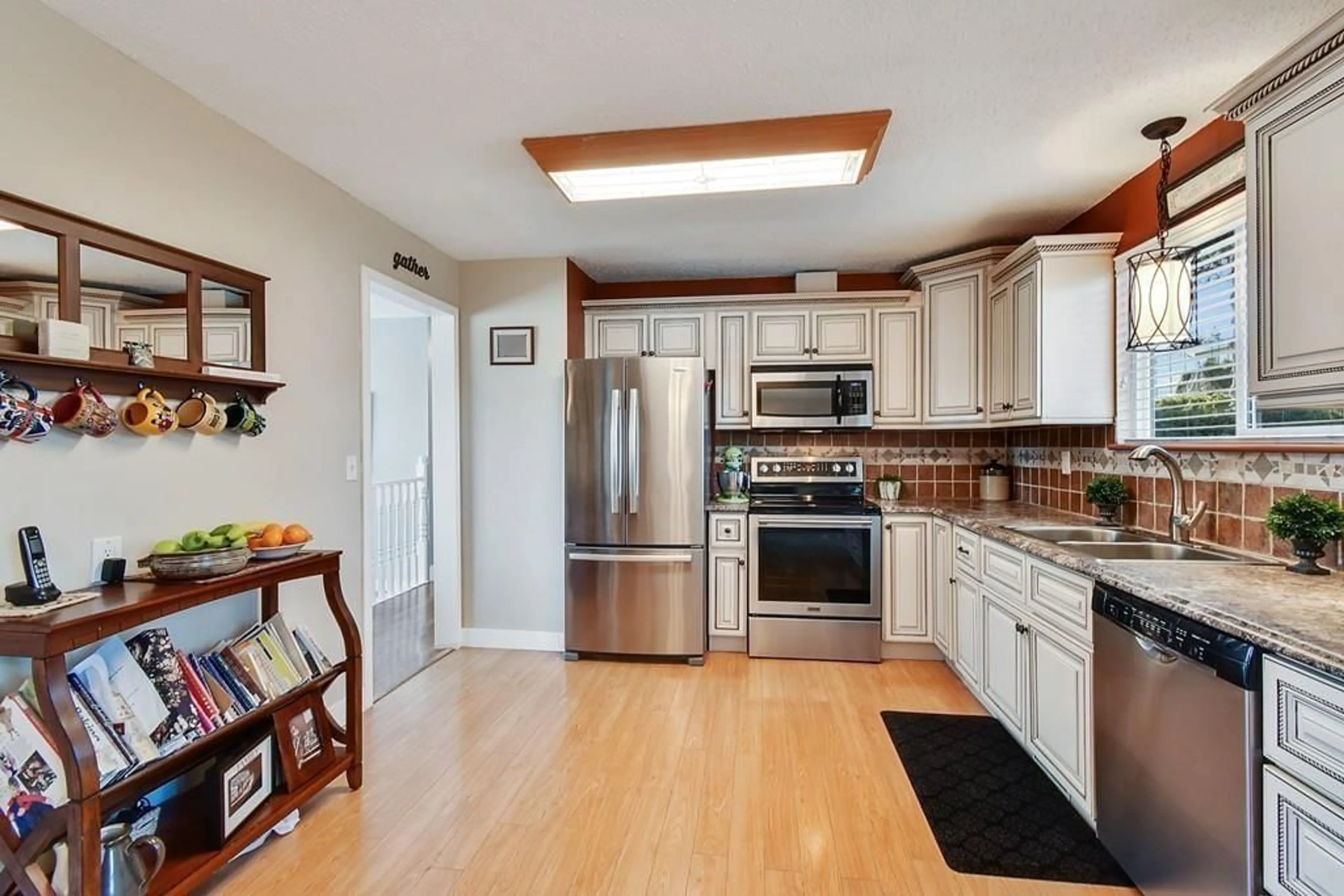 Open concept kitchen, unknown for 3847 LINDSAY STREET, Abbotsford British Columbia V2S7A2