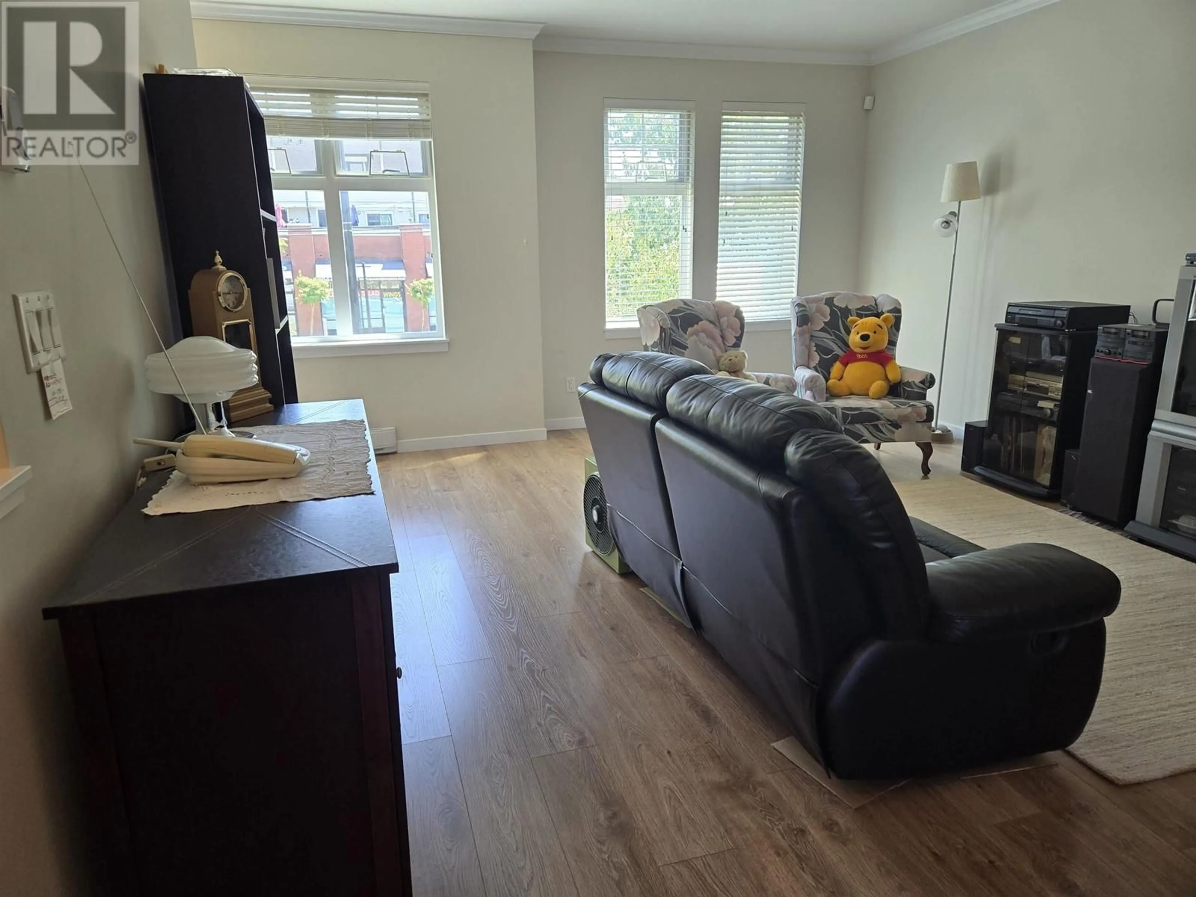 Living room with furniture, wood/laminate floor for 10 1135 EWEN AVENUE, New Westminster British Columbia V3M5E3