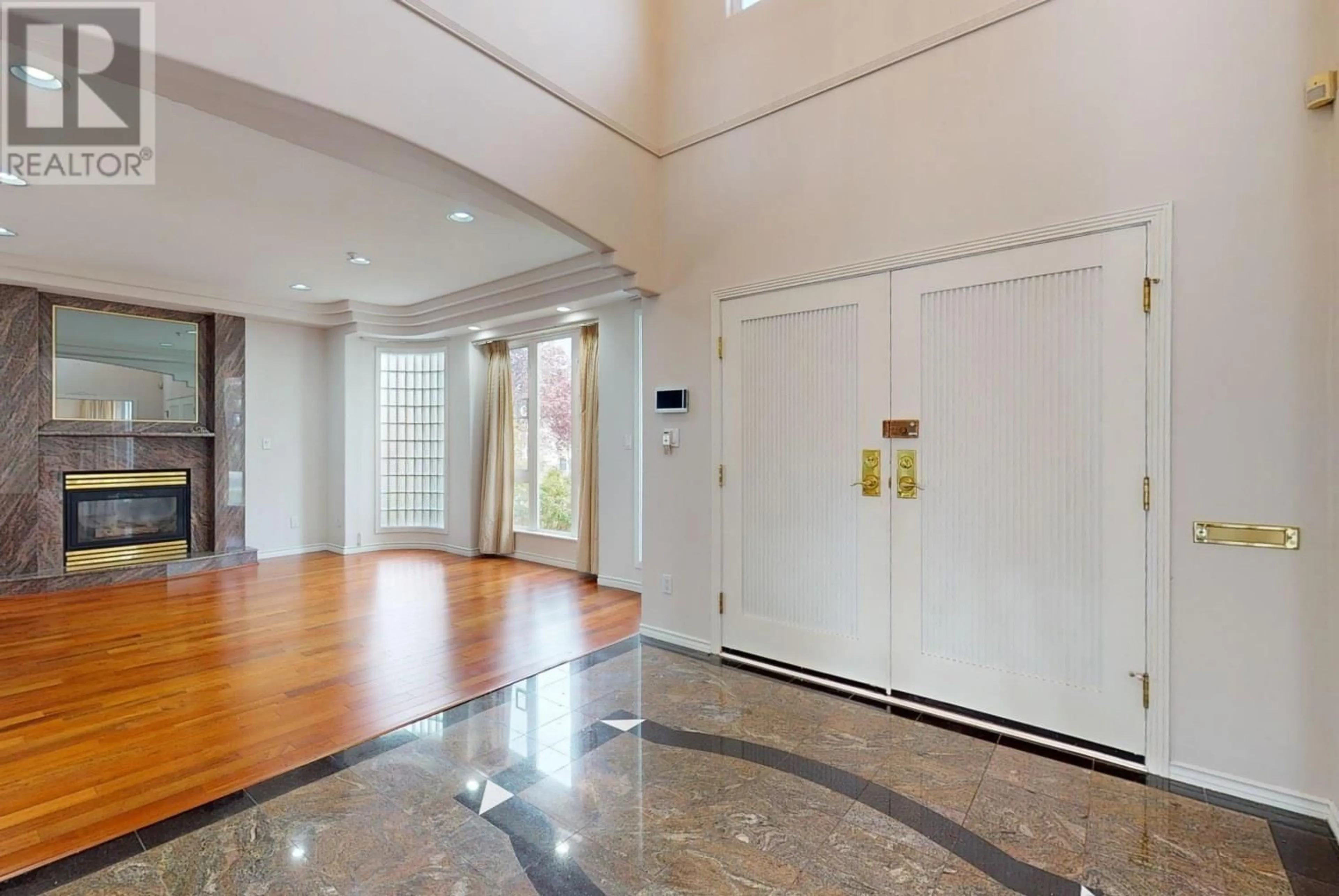 Indoor foyer for 2556 W 20TH AVENUE, Vancouver British Columbia V6L1G8