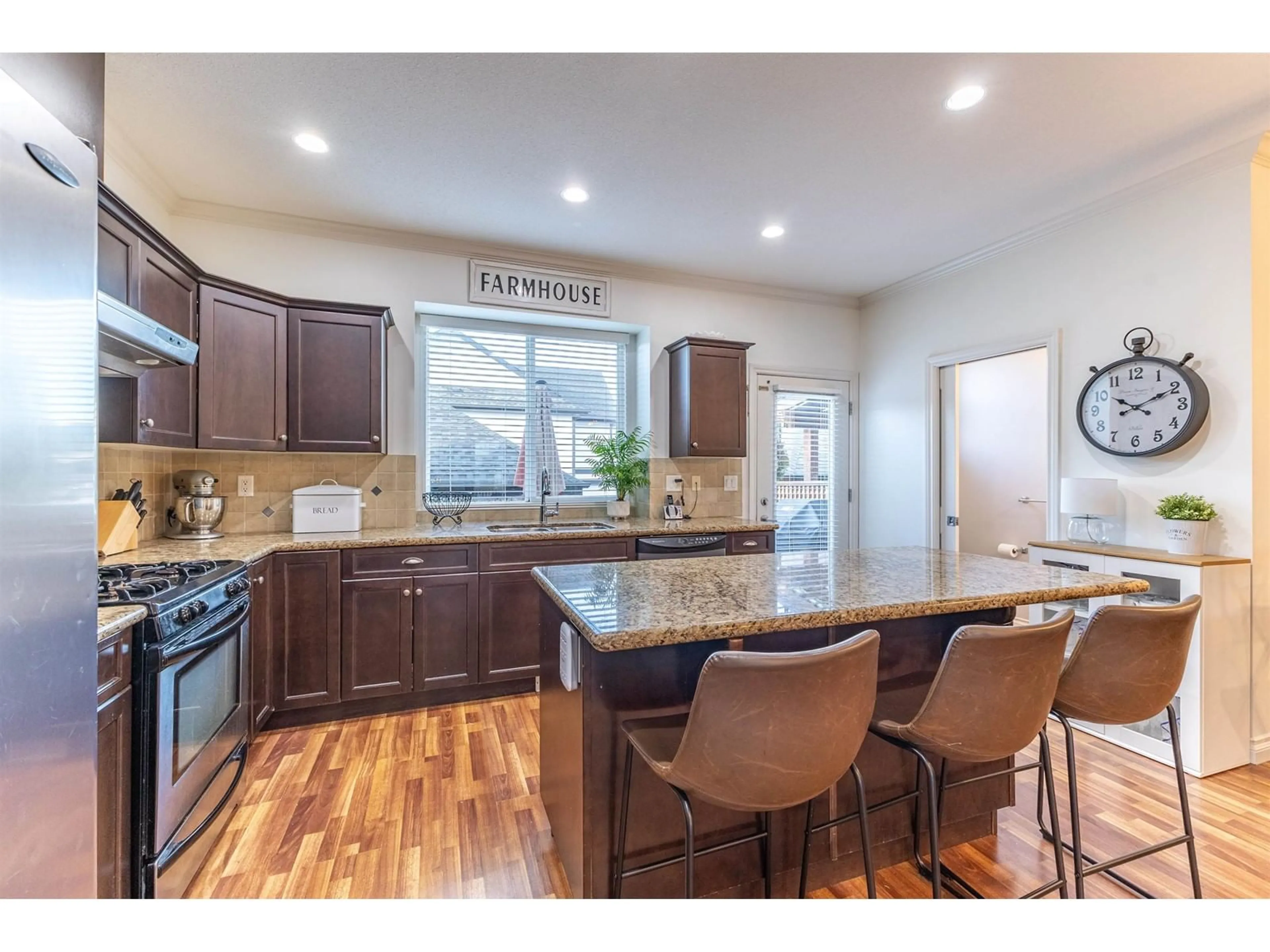 Open concept kitchen, unknown for 7013 179A STREET, Surrey British Columbia V3S7S4