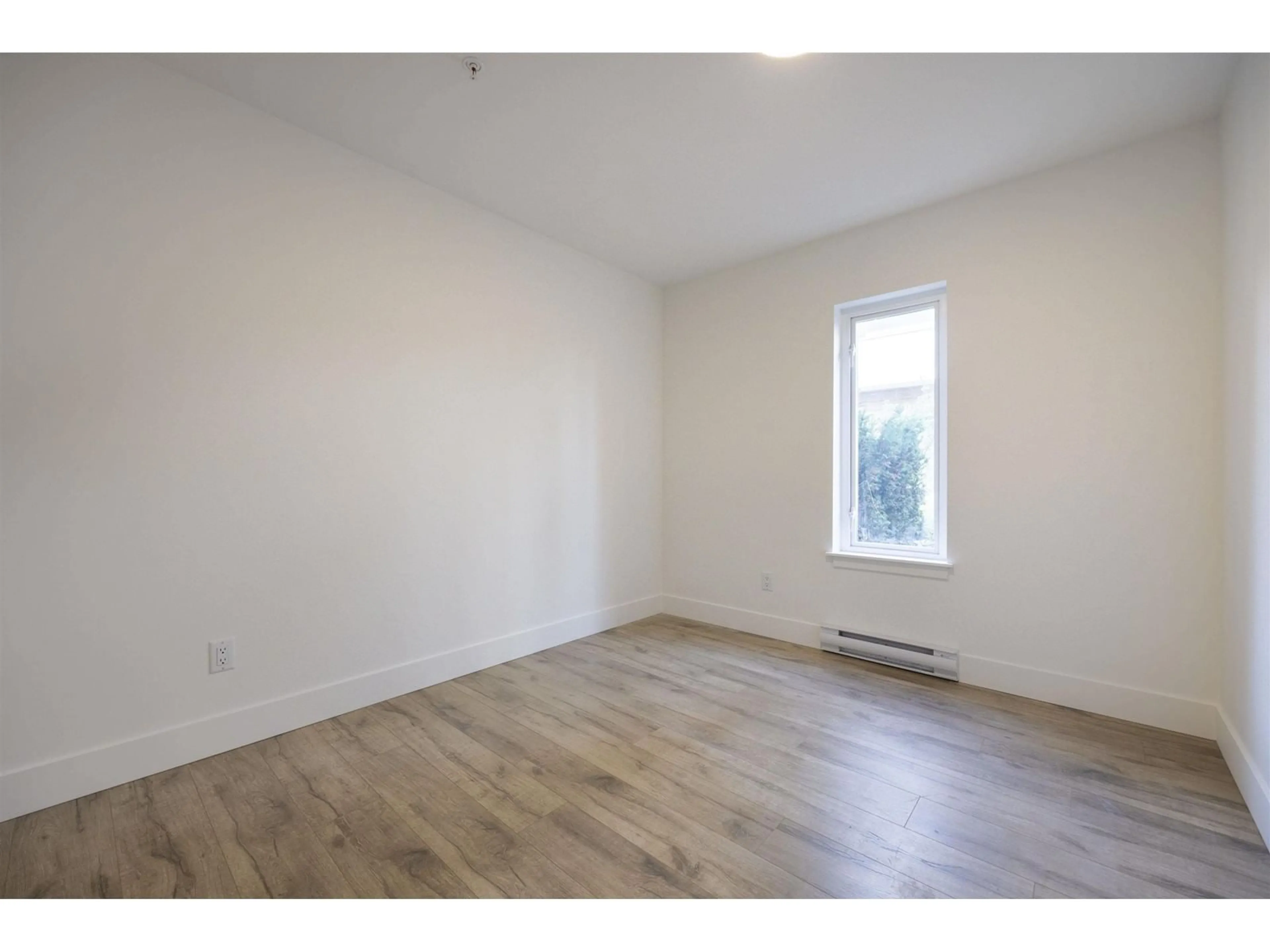 A pic of a room for 20 6328 KING GEORGE BOULEVARD, Surrey British Columbia V3X1E6