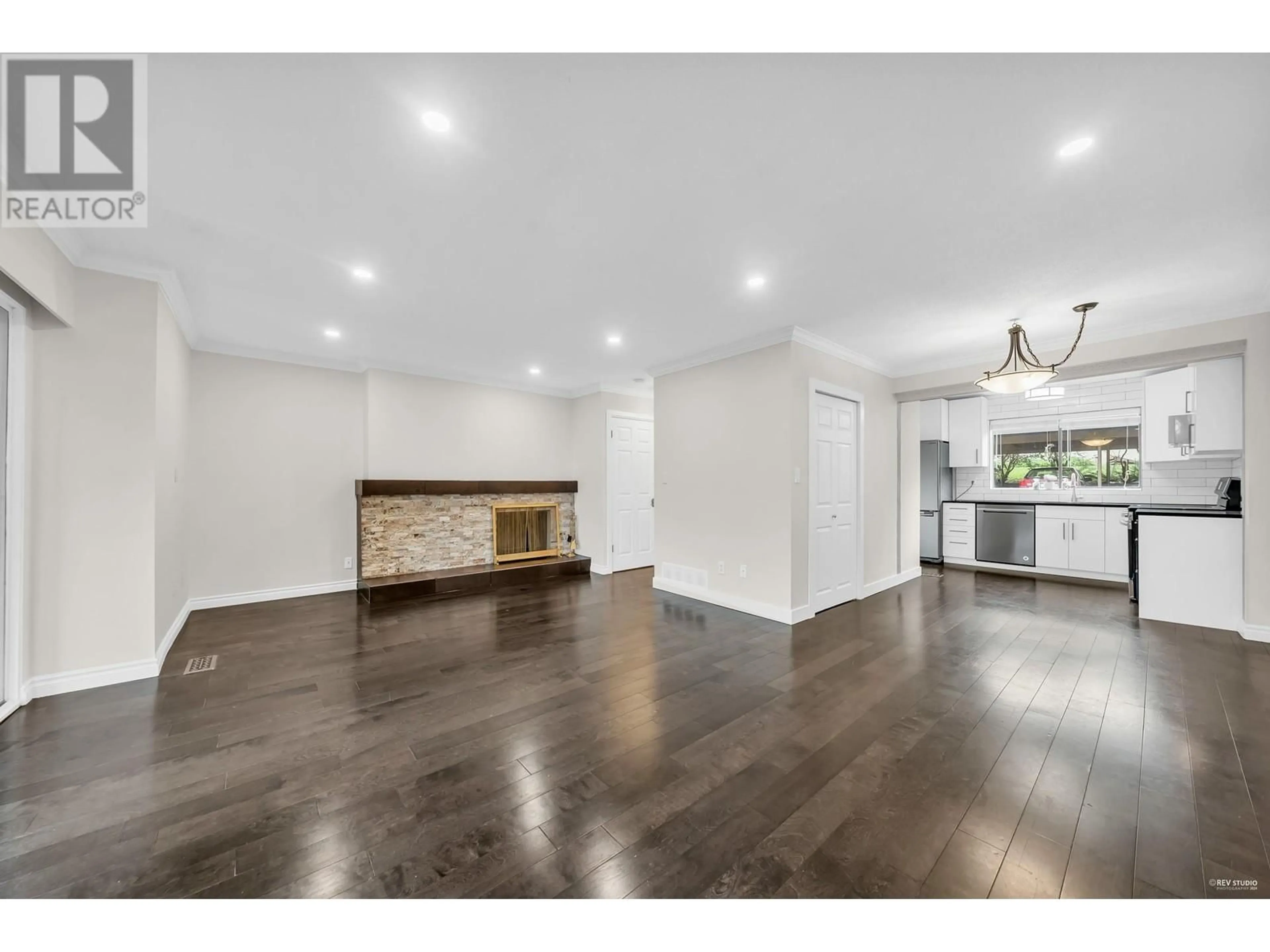 Open concept kitchen, wood/laminate floor for 873 OLD LILLOOET ROAD, North Vancouver British Columbia V7J2H6