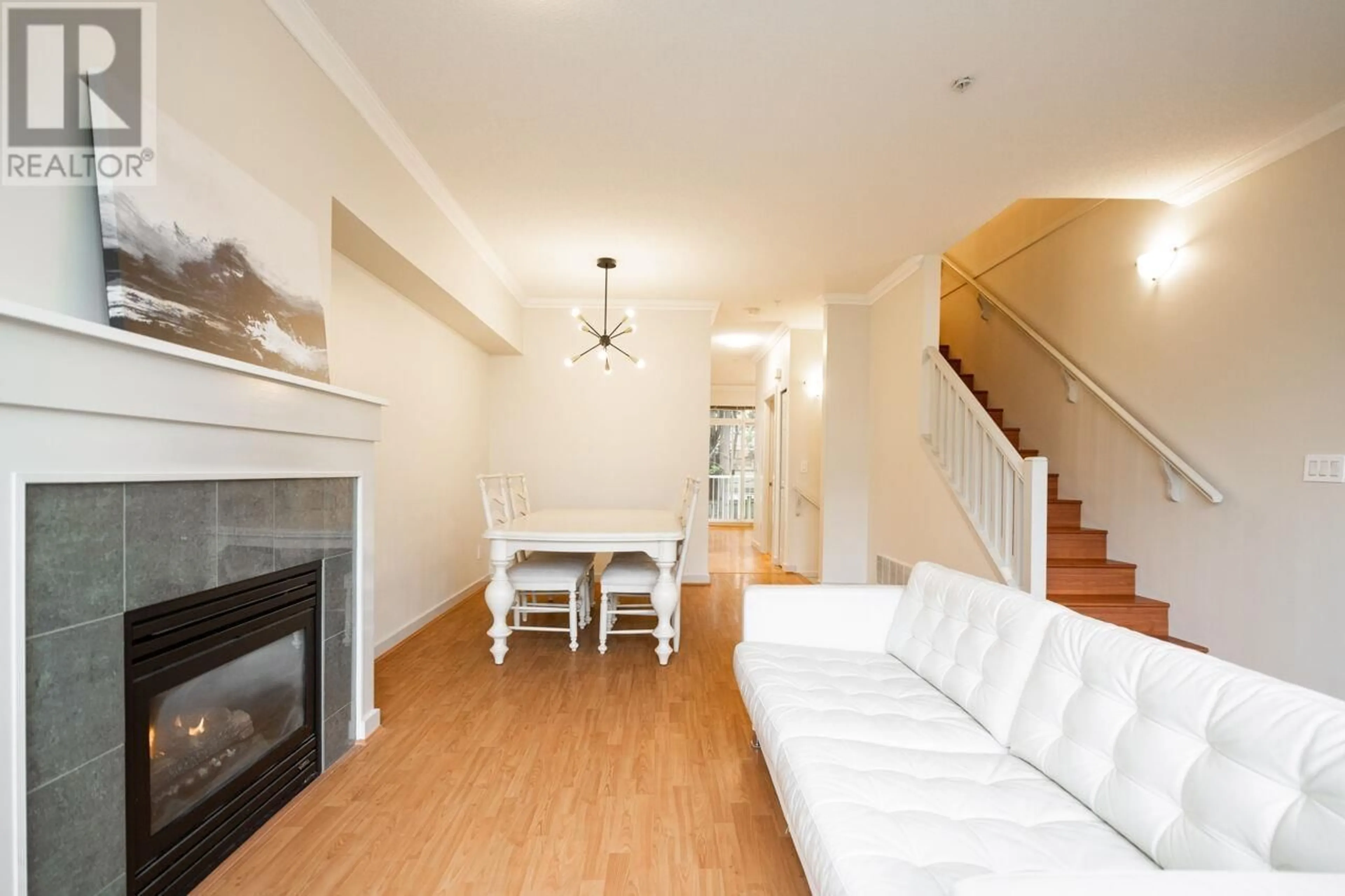 Living room with furniture, wood/laminate floor for 3280 CLERMONT MEWS, Vancouver British Columbia V5S4X3