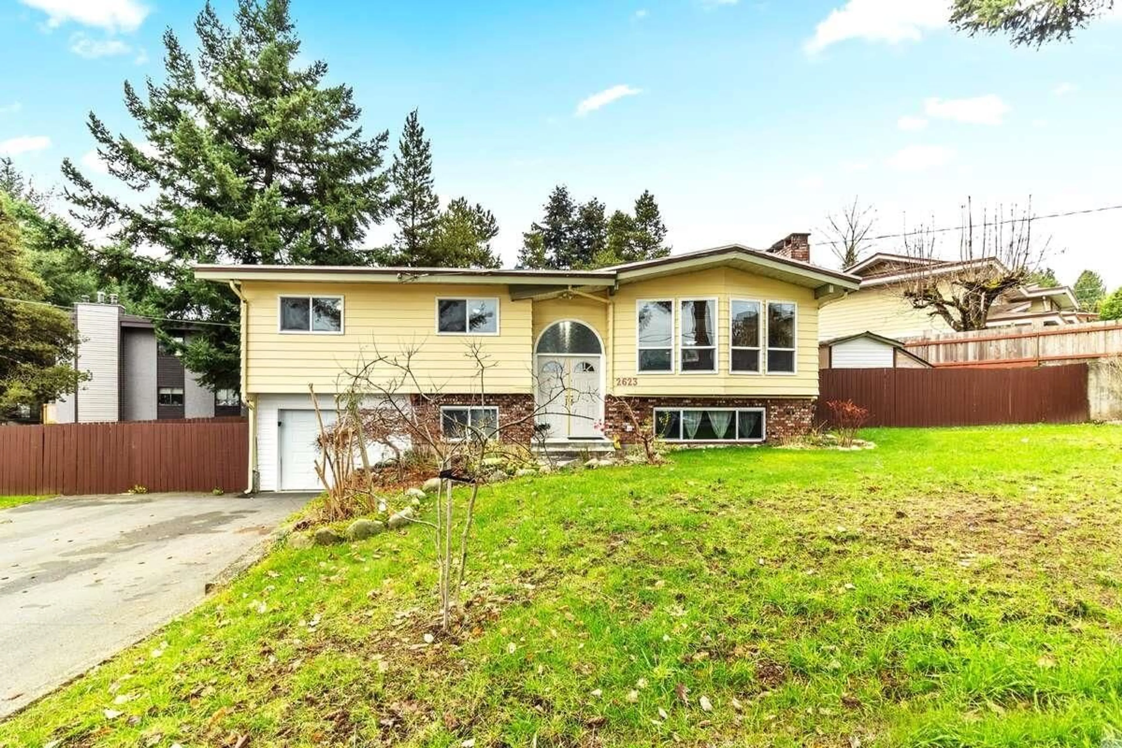Home with vinyl exterior material, street for 2623 HILL-TOUT, Abbotsford British Columbia V2T2P8