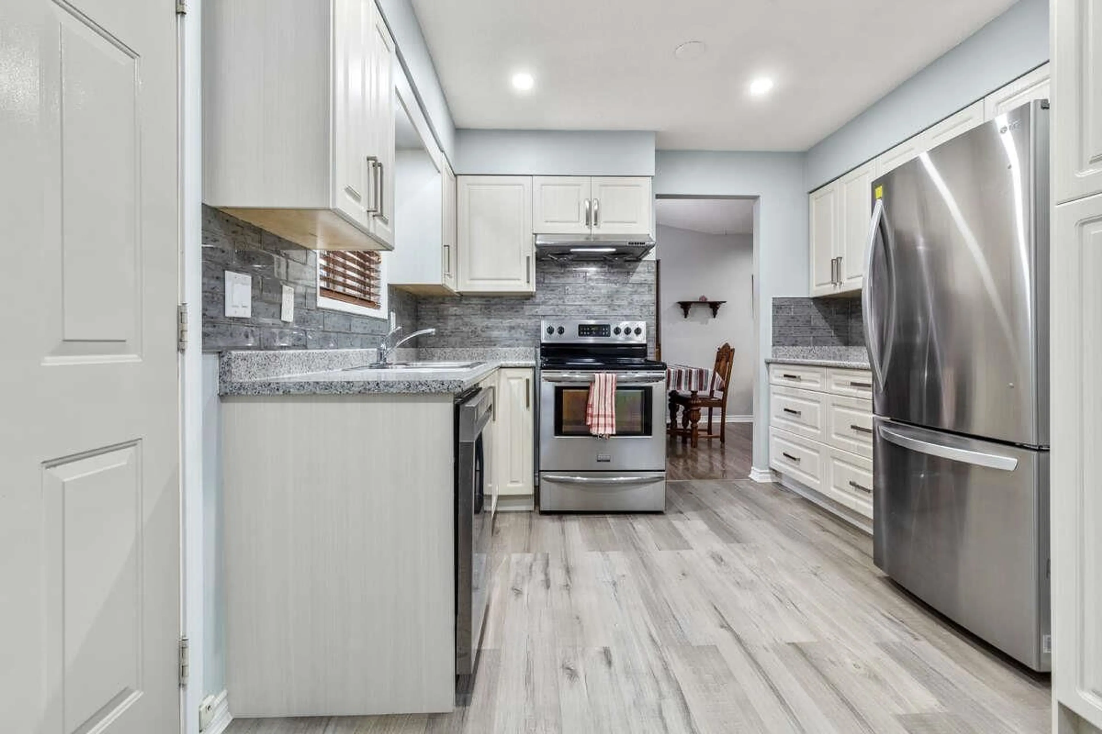 Contemporary kitchen, ceramic/tile floor for 2623 HILL-TOUT STREET, Abbotsford British Columbia V2T2P8