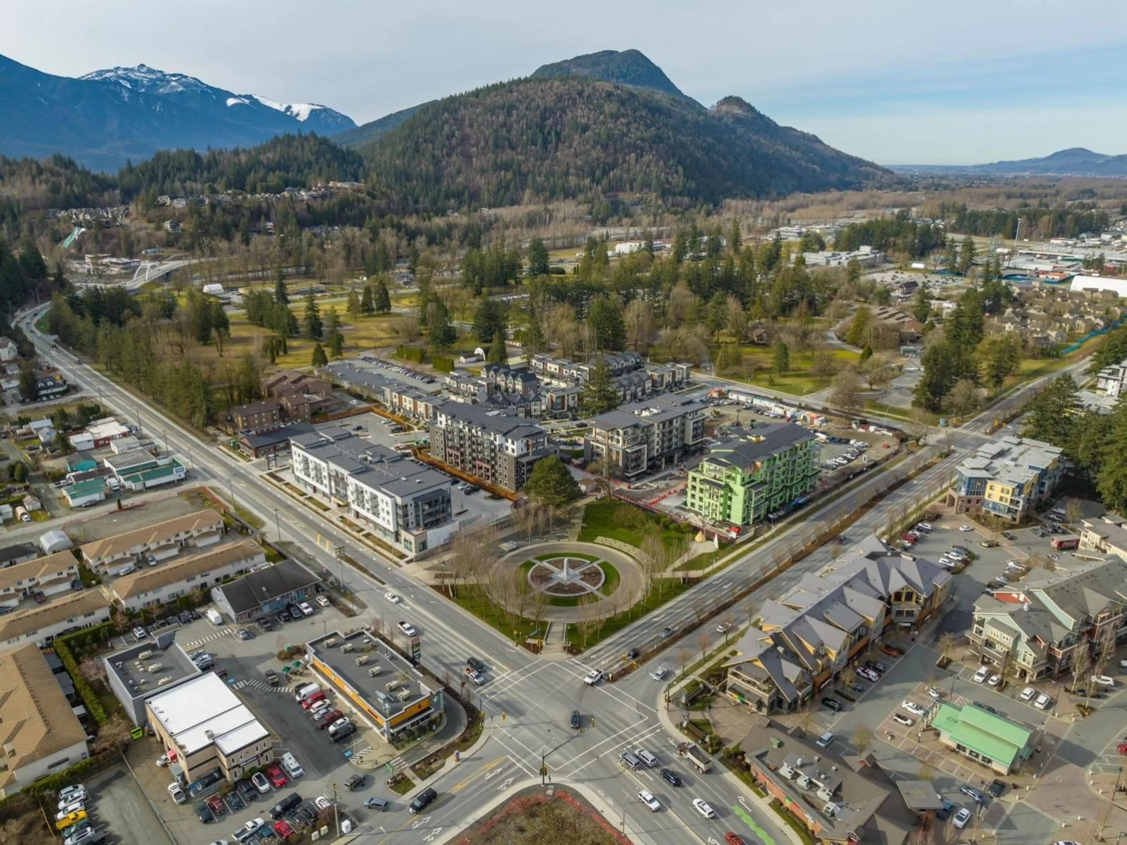 A pic from outside/outdoor area/front of a property/back of a property/a pic from drone, mountain view for 206 45497 CAMPUS DRIVE|Garrison Crossing, Chilliwack British Columbia V2R6L8