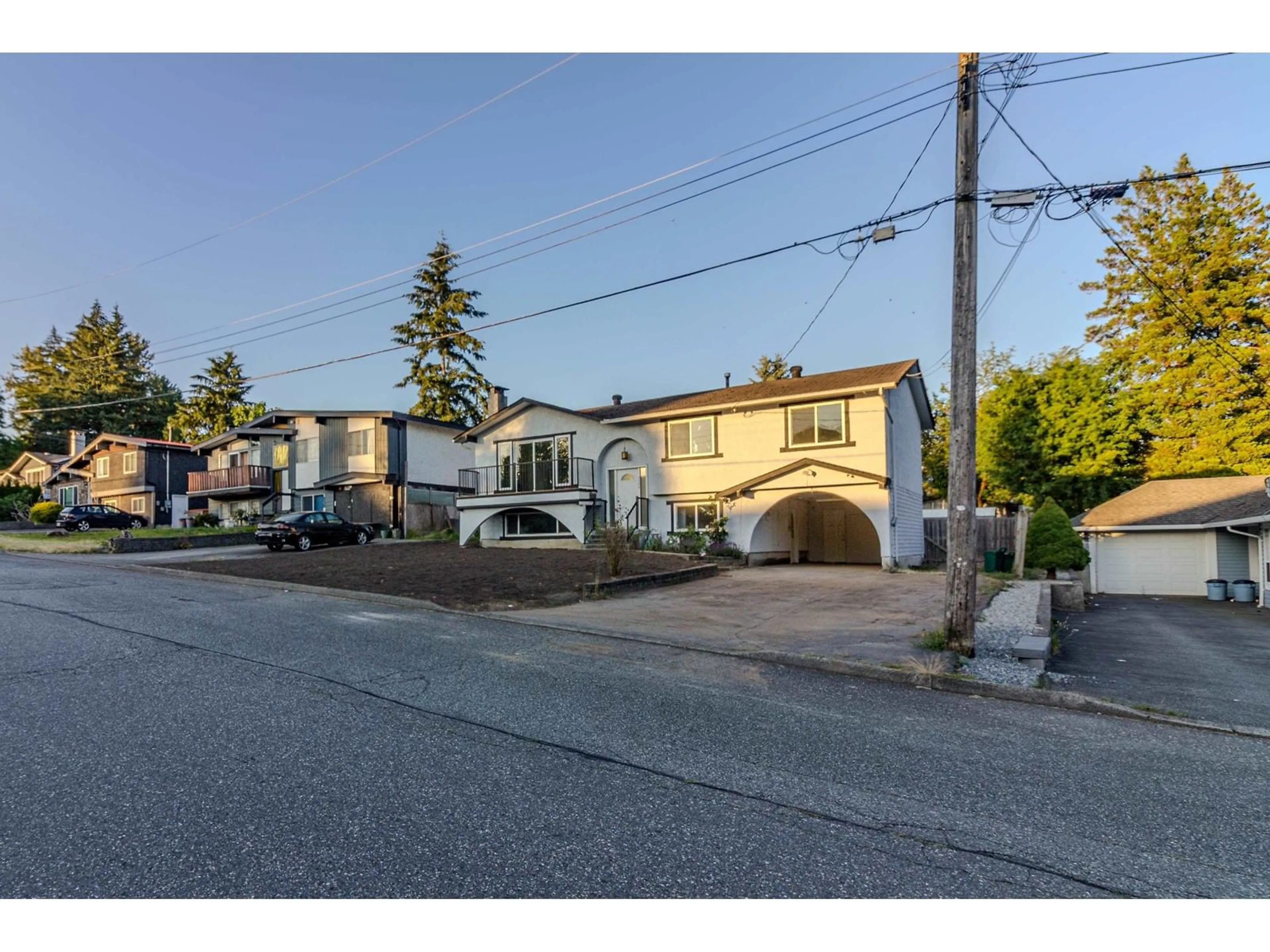 A pic from outside/outdoor area/front of a property/back of a property/a pic from drone, street for 7506 MARTIN PLACE, Mission British Columbia V2V3K7