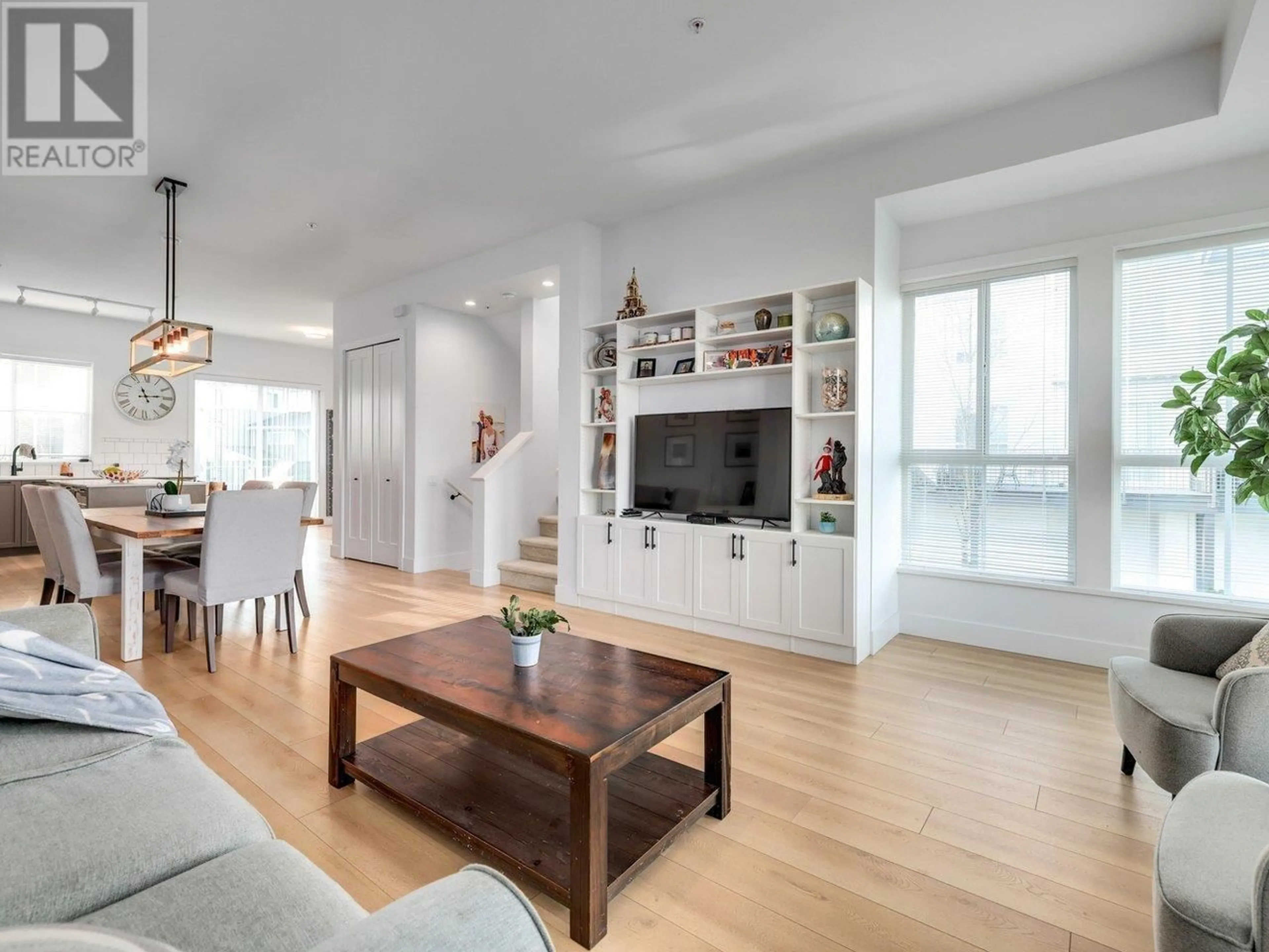 Living room with furniture, wood/laminate floor for 14 4638 ORCA WAY, Tsawwassen British Columbia V4M0C2