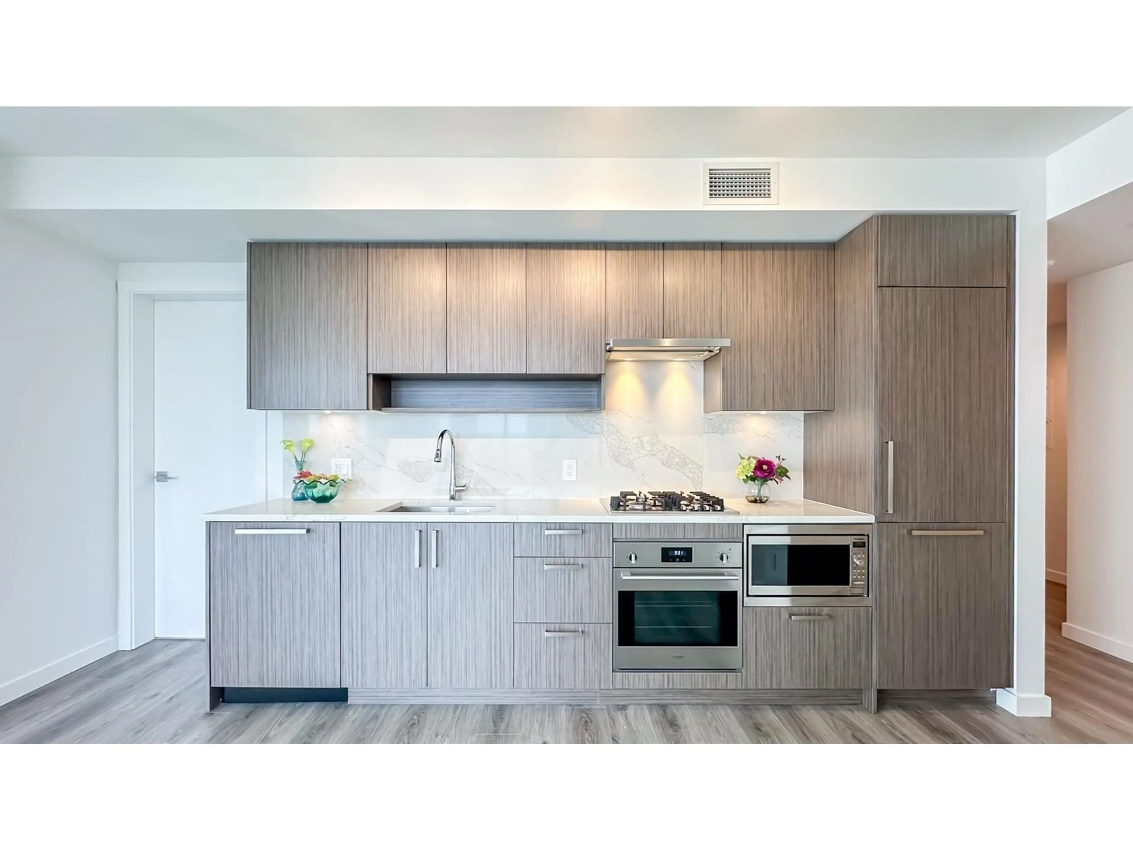 Contemporary kitchen, wood/laminate floor for 2211 13350 CENTRAL AVENUE, Surrey British Columbia V3T0S1