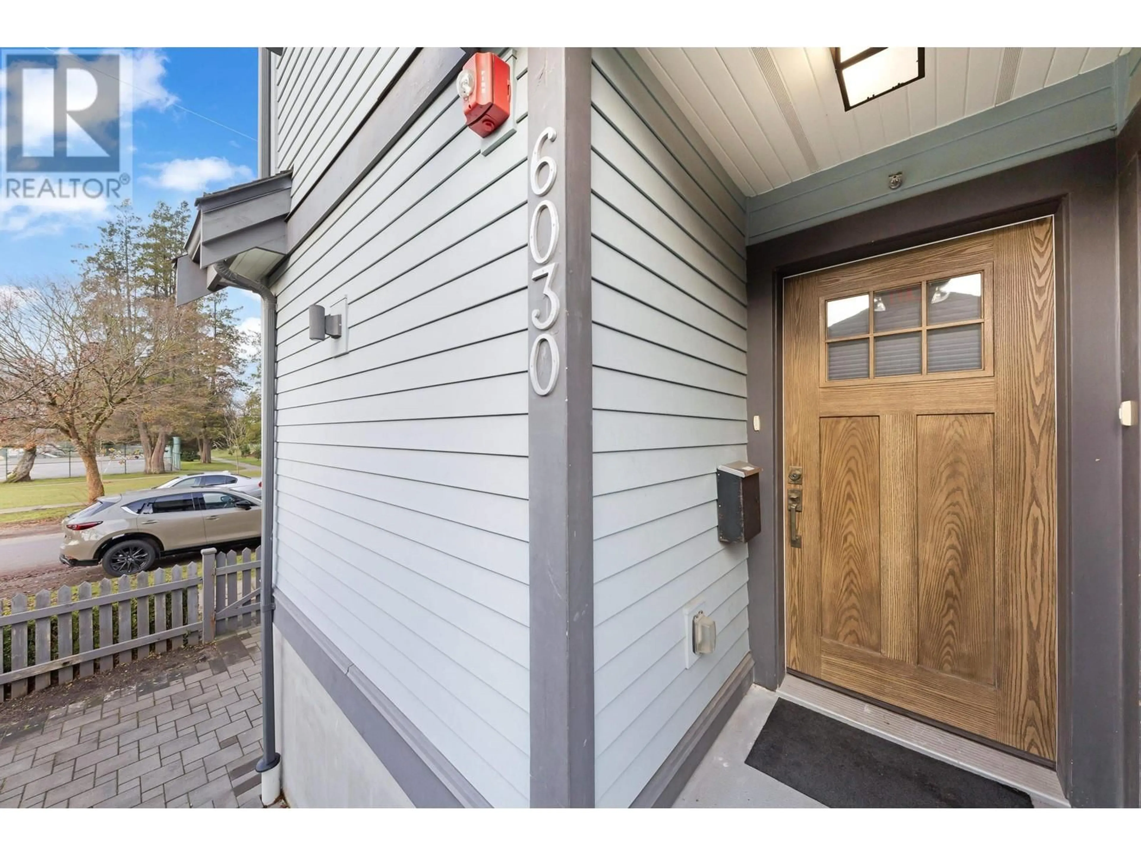Indoor entryway for 6030 PRINCE EDWARD STREET, Vancouver British Columbia V5W2X9