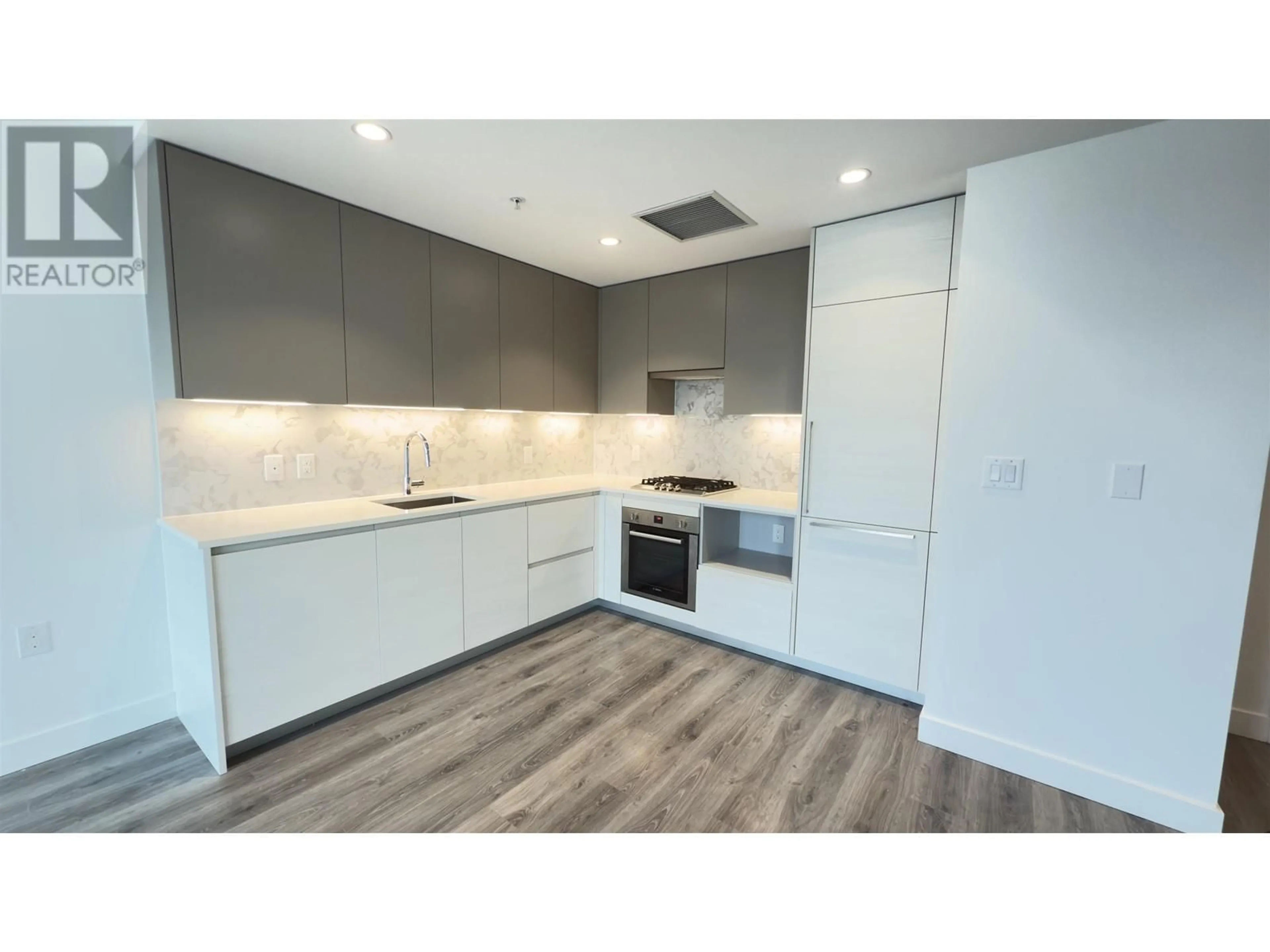 Standard kitchen, unknown for 1208 8188 FRASER STREET, Vancouver British Columbia V5X0J8