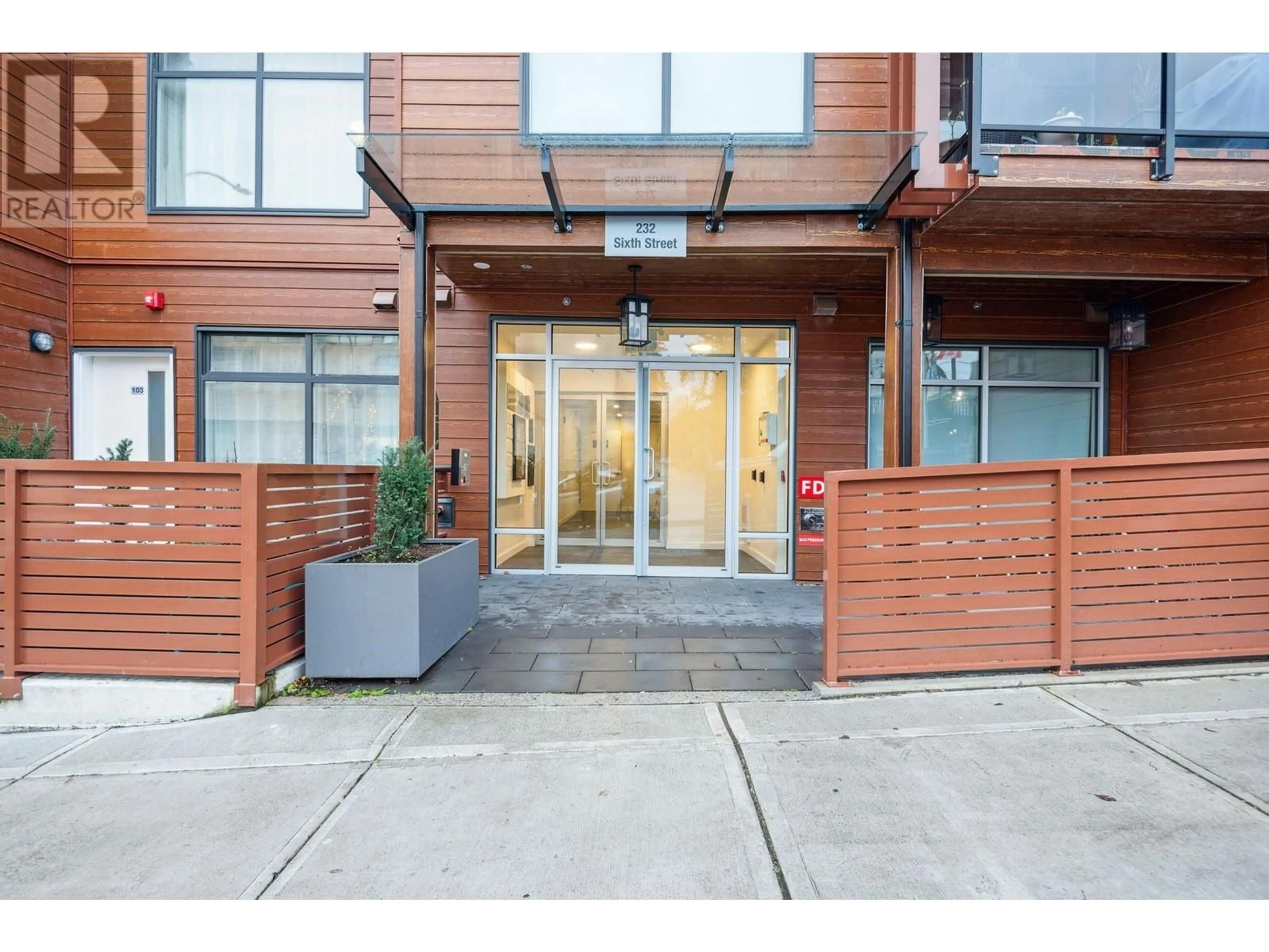 Indoor entryway for 207 232 SIXTH STREET, New Westminster British Columbia V3L3A4