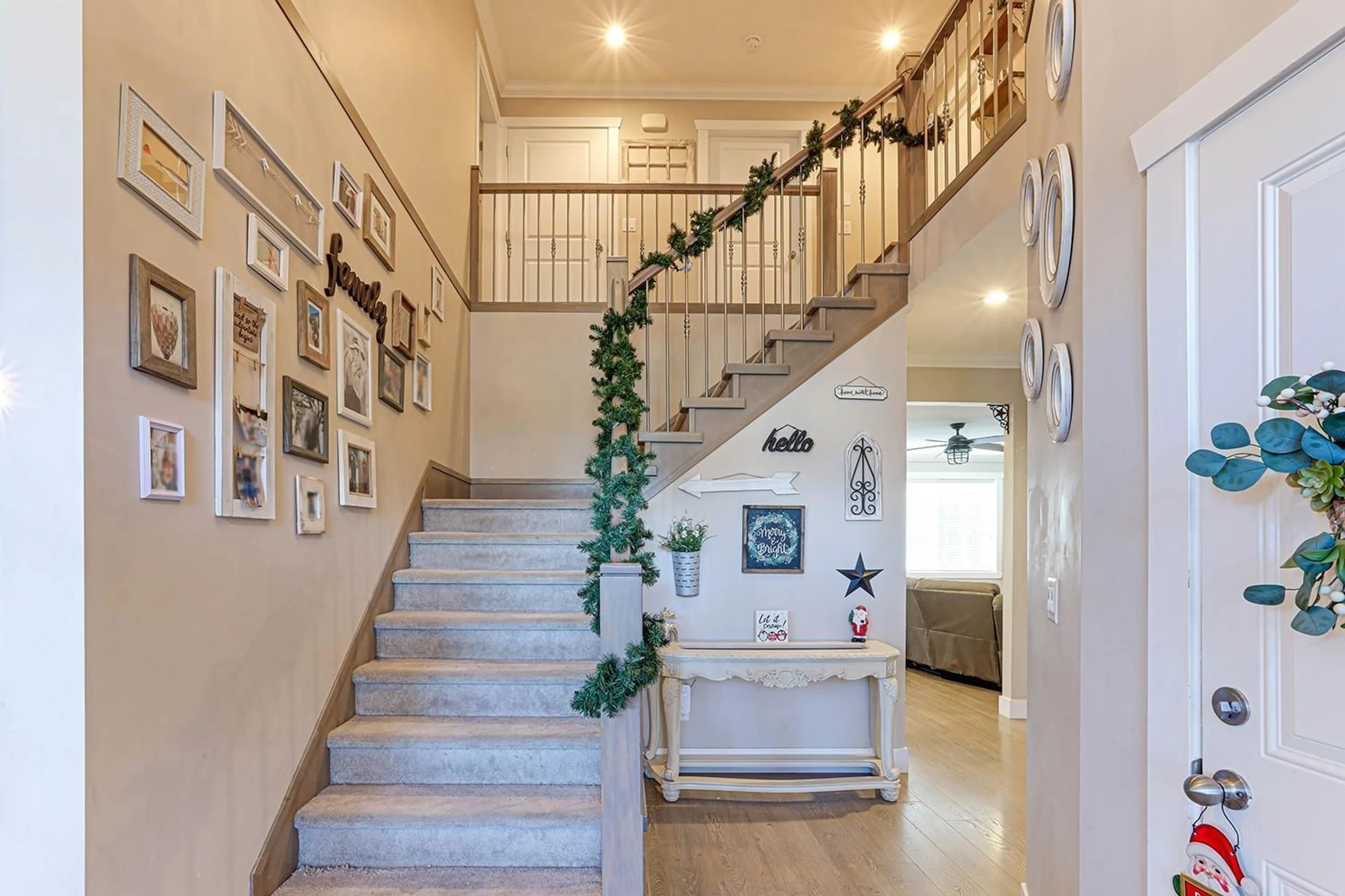 Indoor foyer for 2701 CABOOSE PLACE, Abbotsford British Columbia V4X0B8