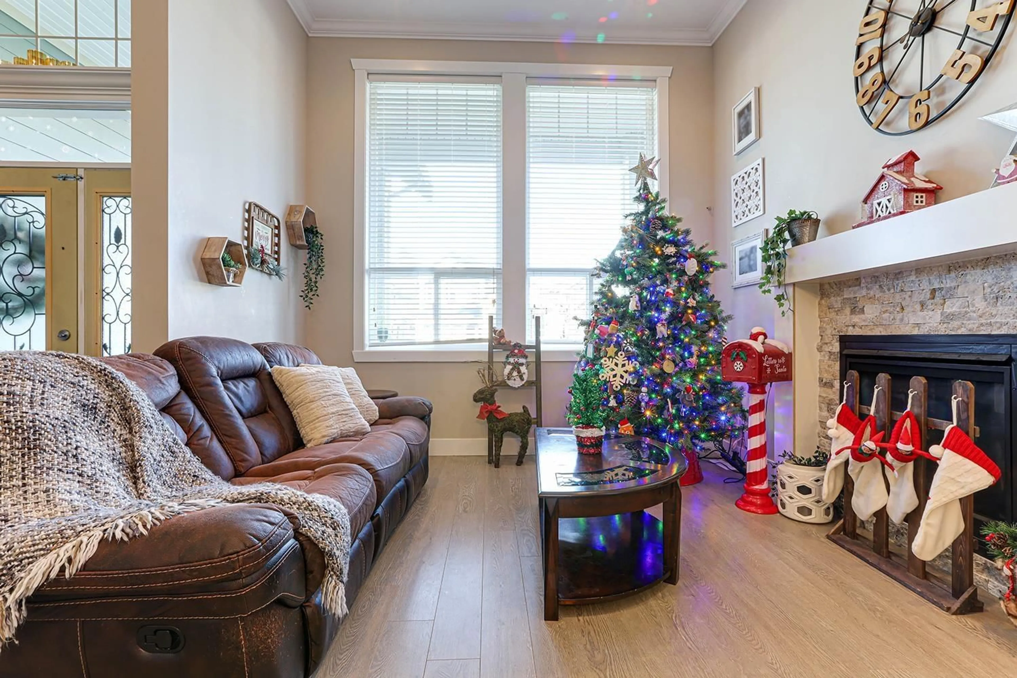 Living room with furniture, wood/laminate floor for 2701 CABOOSE PLACE, Abbotsford British Columbia V4X0B8