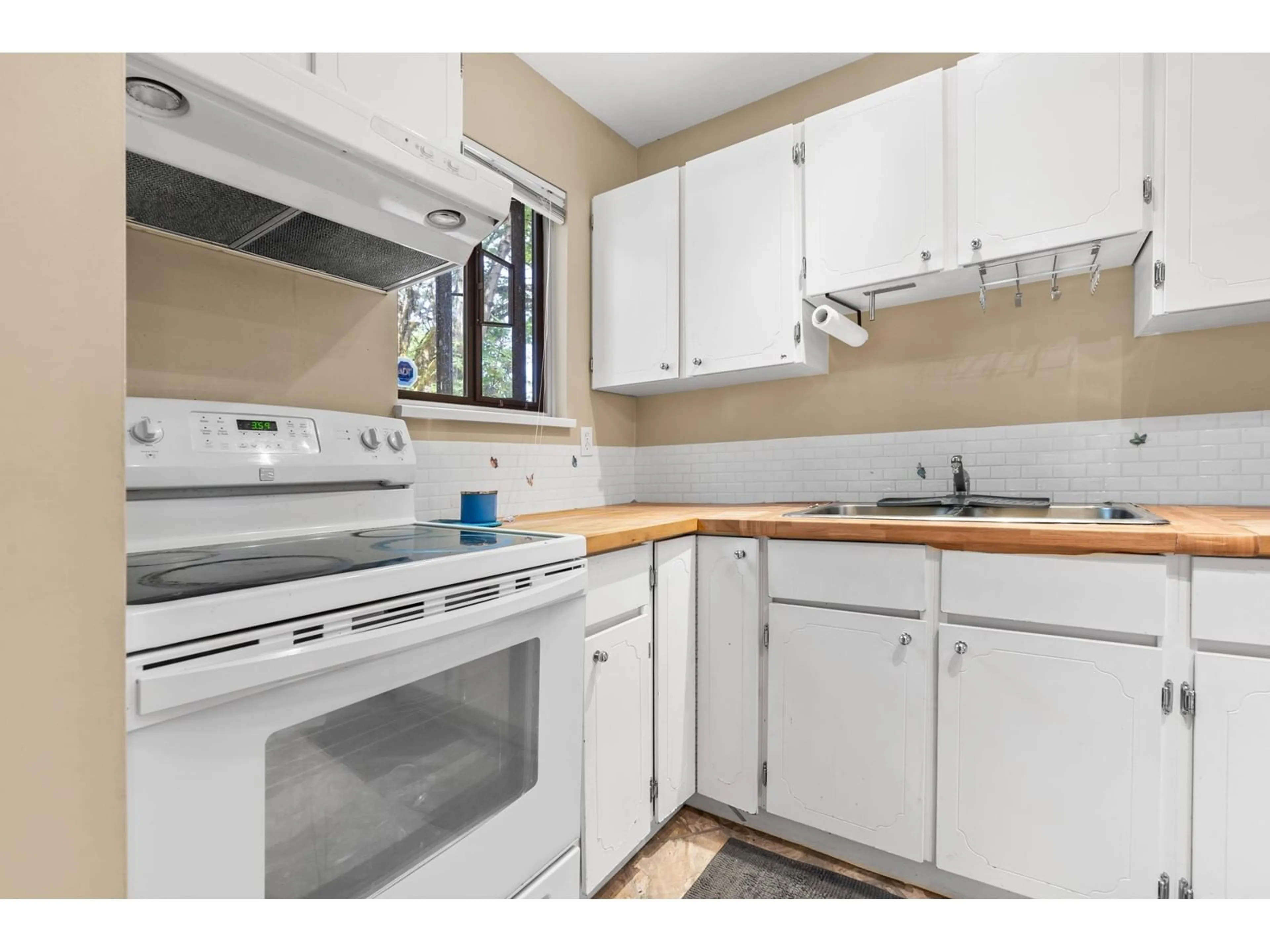 Standard kitchen, unknown for 122 13714 67 AVENUE, Surrey British Columbia V3W6X6