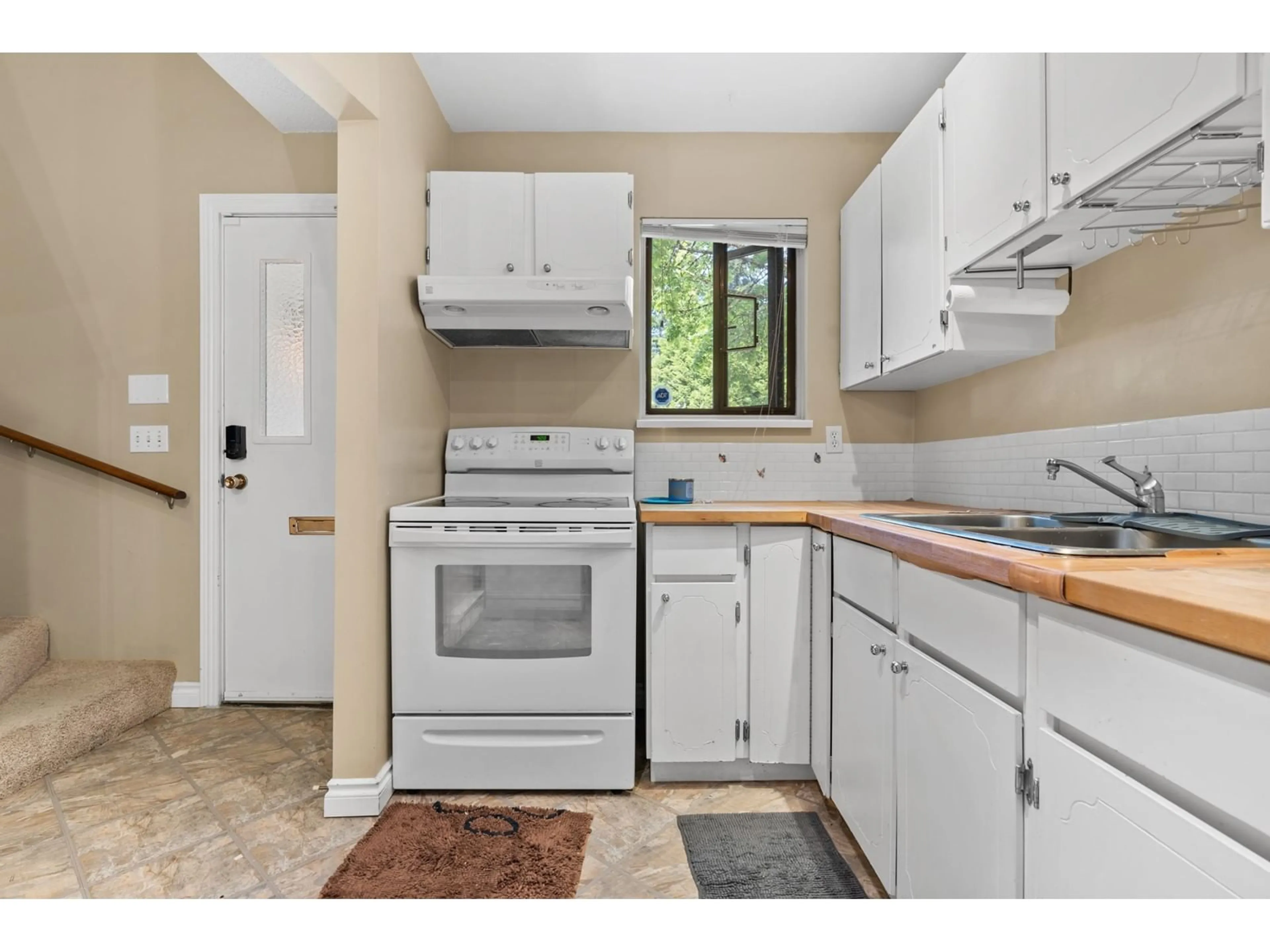 Standard kitchen, unknown for 122 13714 67 AVENUE, Surrey British Columbia V3W6X6