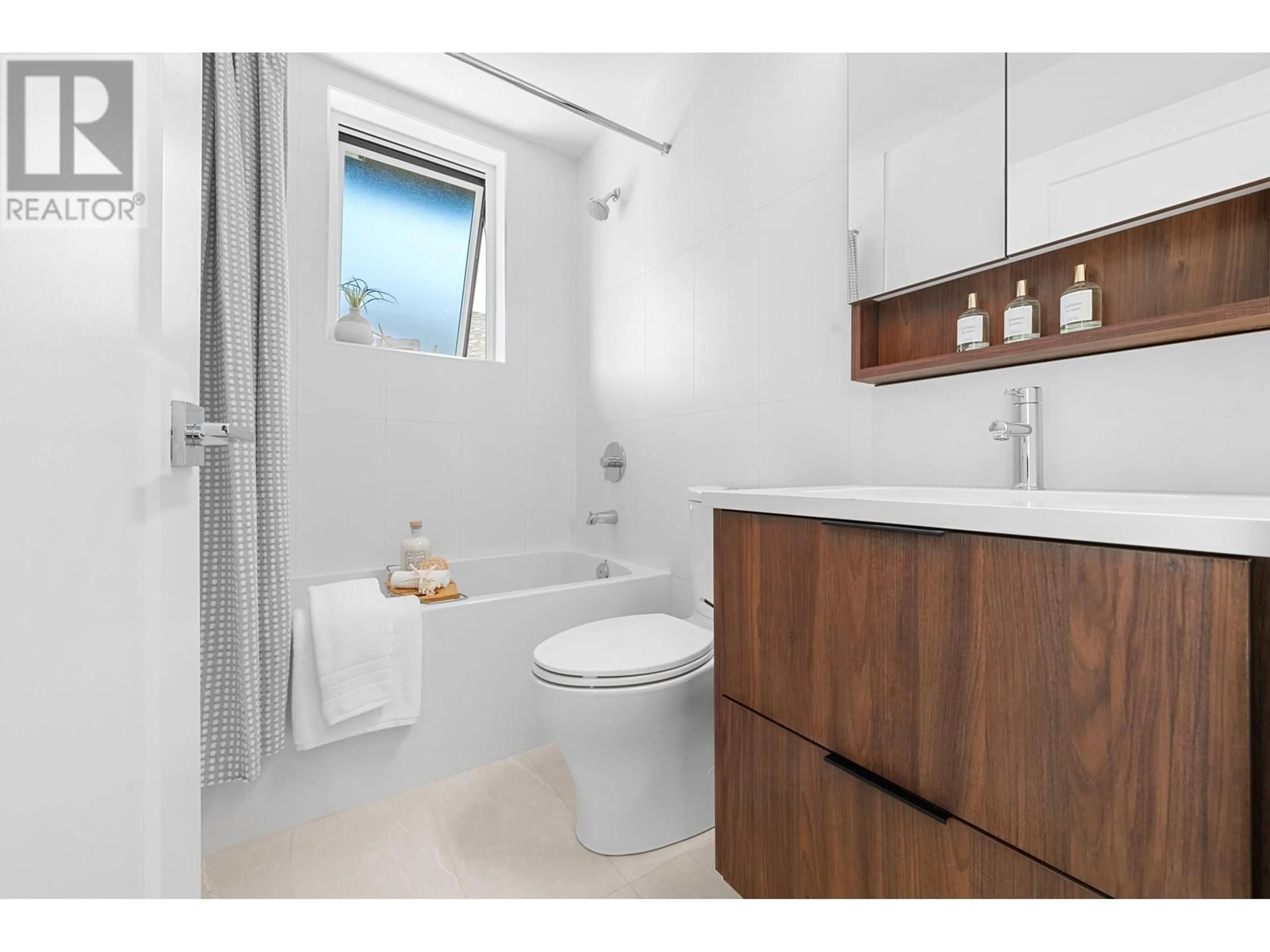 Standard bathroom, unknown for 202 7161 17TH AVENUE, Burnaby British Columbia V3N1K8