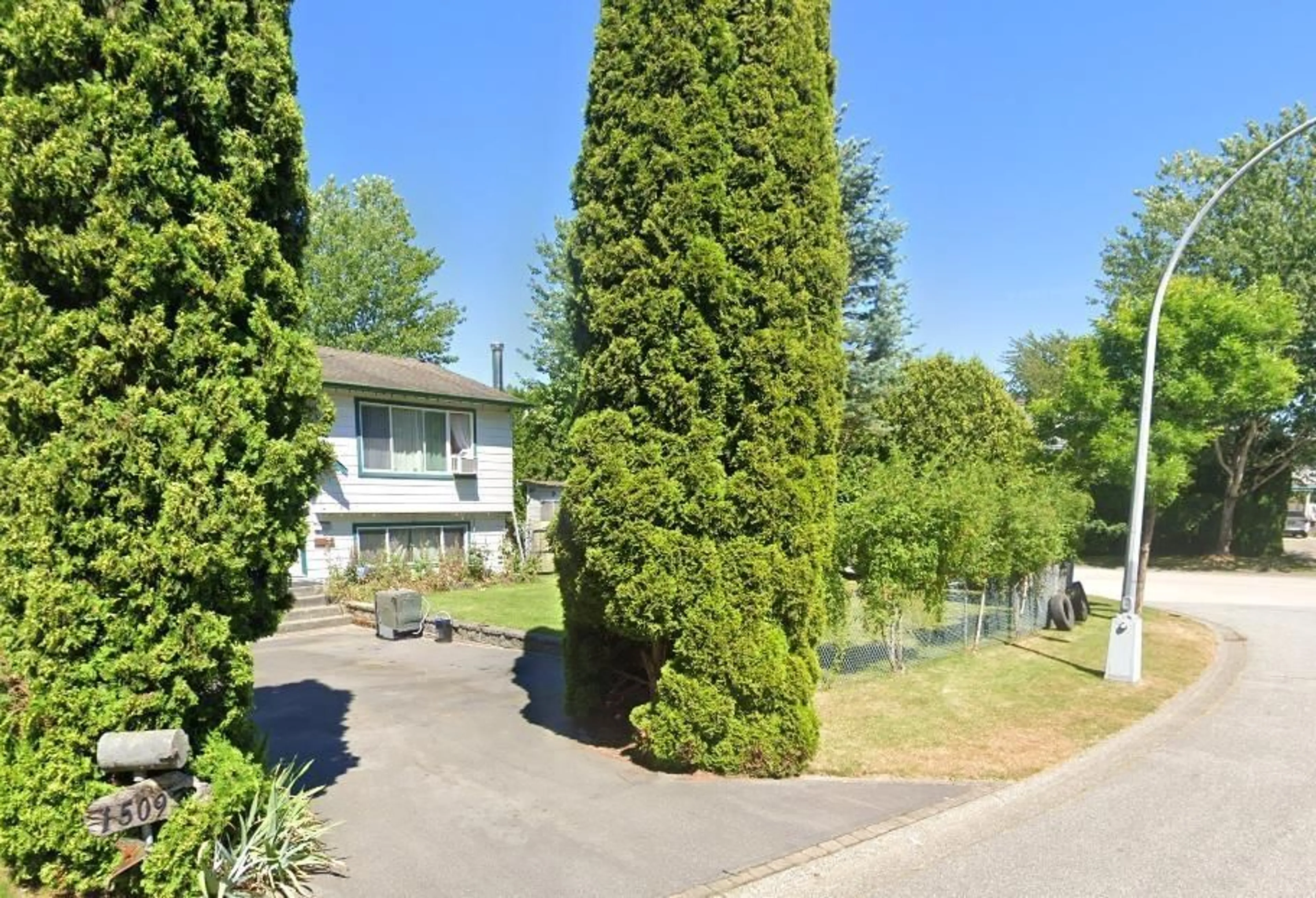 A pic from outside/outdoor area/front of a property/back of a property/a pic from drone, street for 15097 90A AVENUE, Surrey British Columbia V3R6Y6