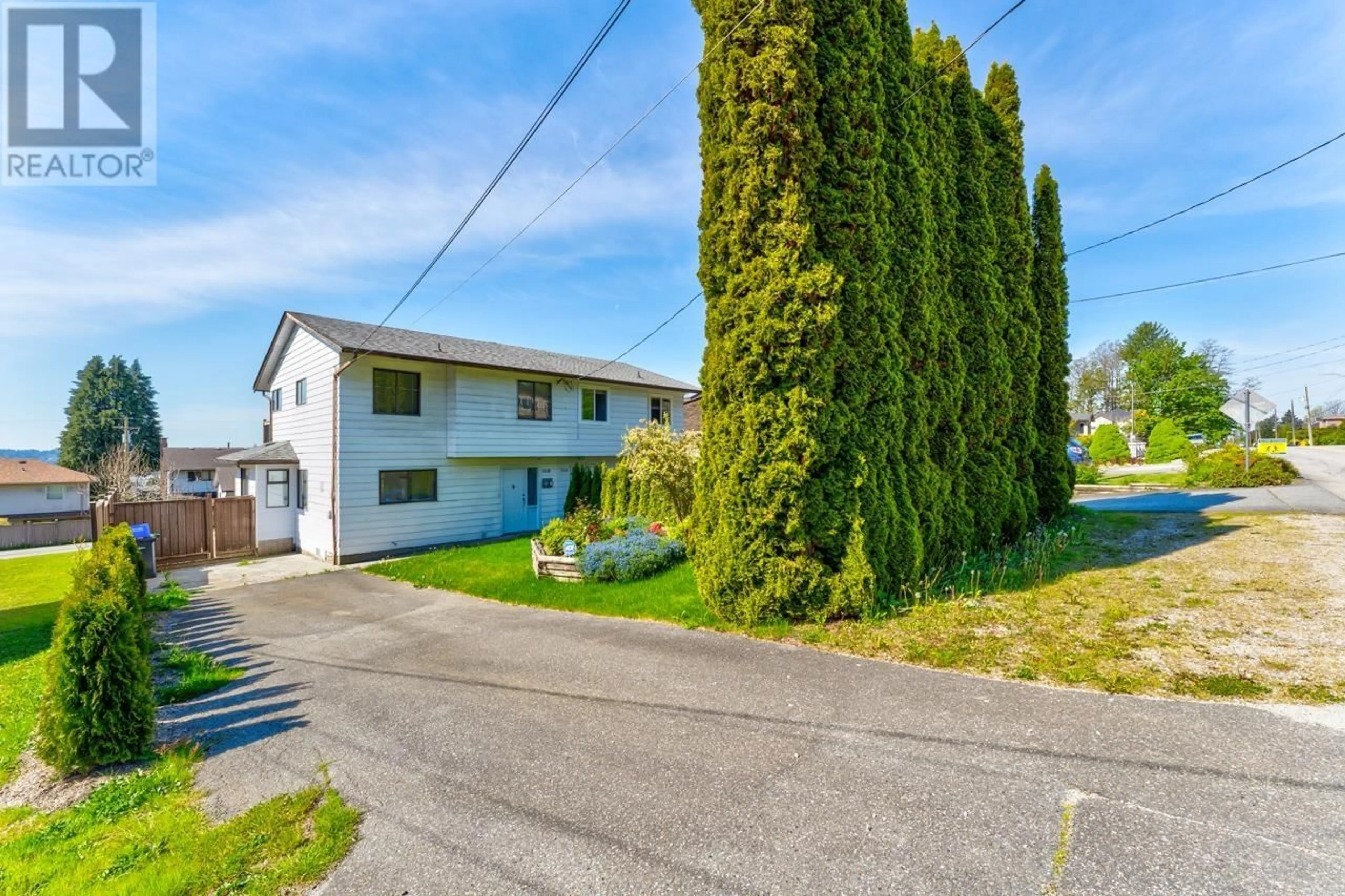 A pic from outside/outdoor area/front of a property/back of a property/a pic from drone, street for 1018 ROCHESTER AVENUE, Coquitlam British Columbia V3K2W7