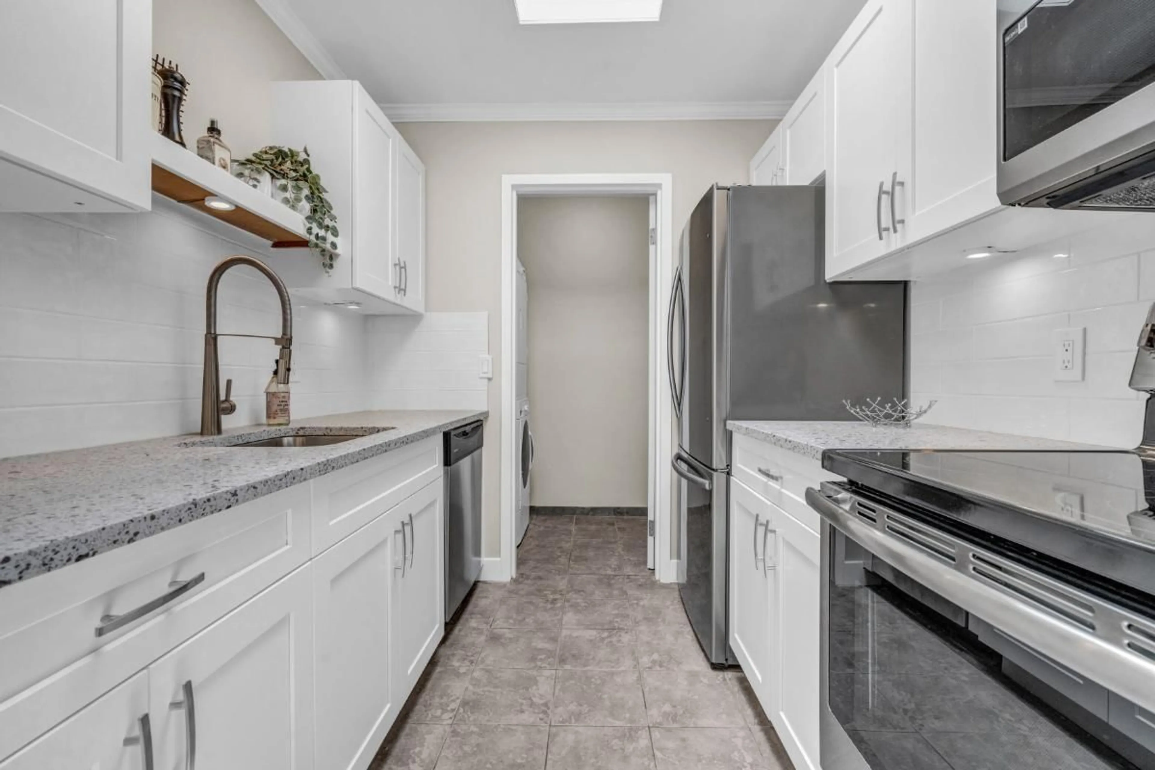 Standard kitchen, ceramic/tile floor for 410 13501 96 AVENUE, Surrey British Columbia V3V7L9