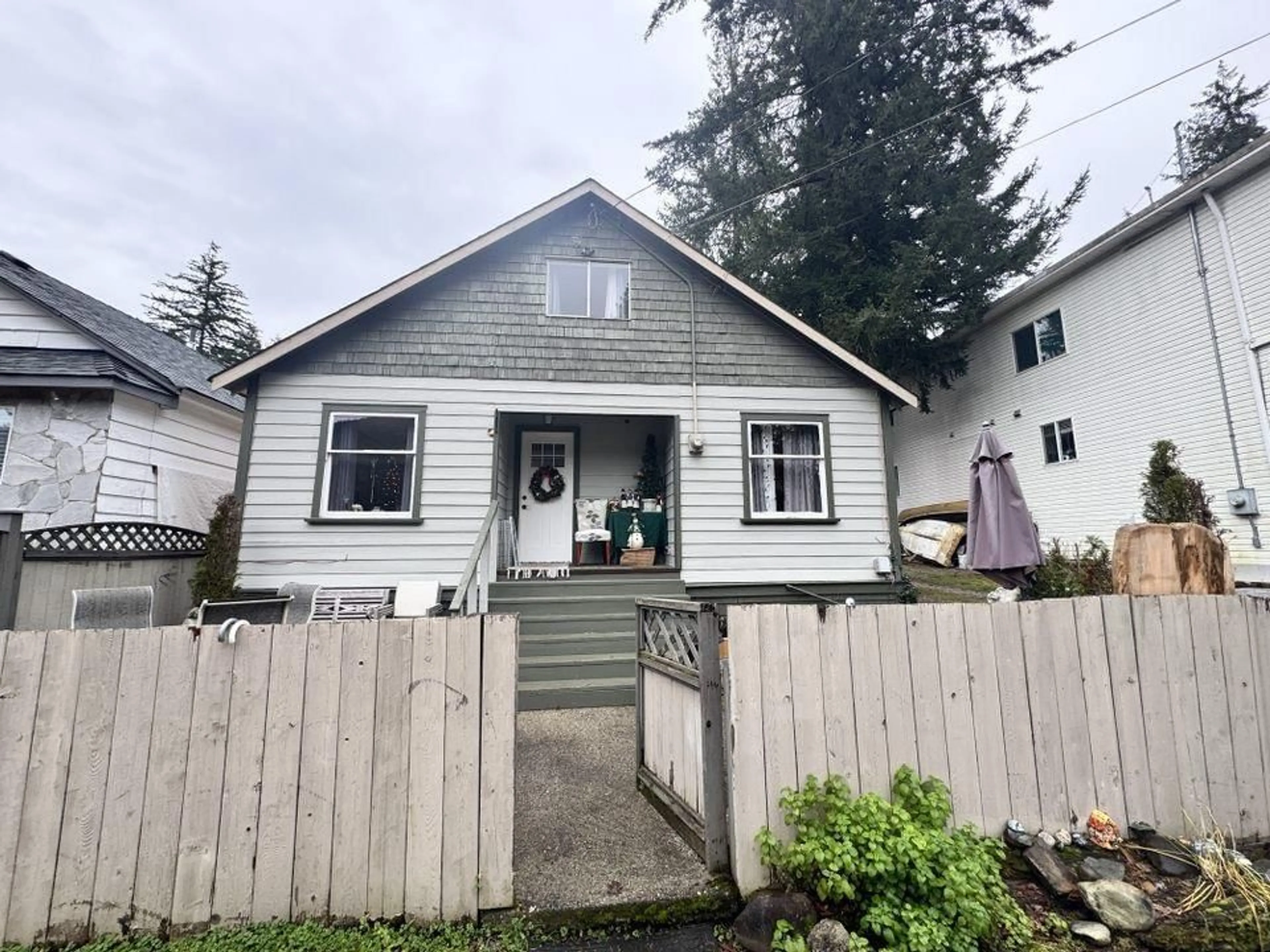 A pic from outside/outdoor area/front of a property/back of a property/a pic from drone, street for 253 FIRST AVENUE, Cultus Lake British Columbia V2R4Z2