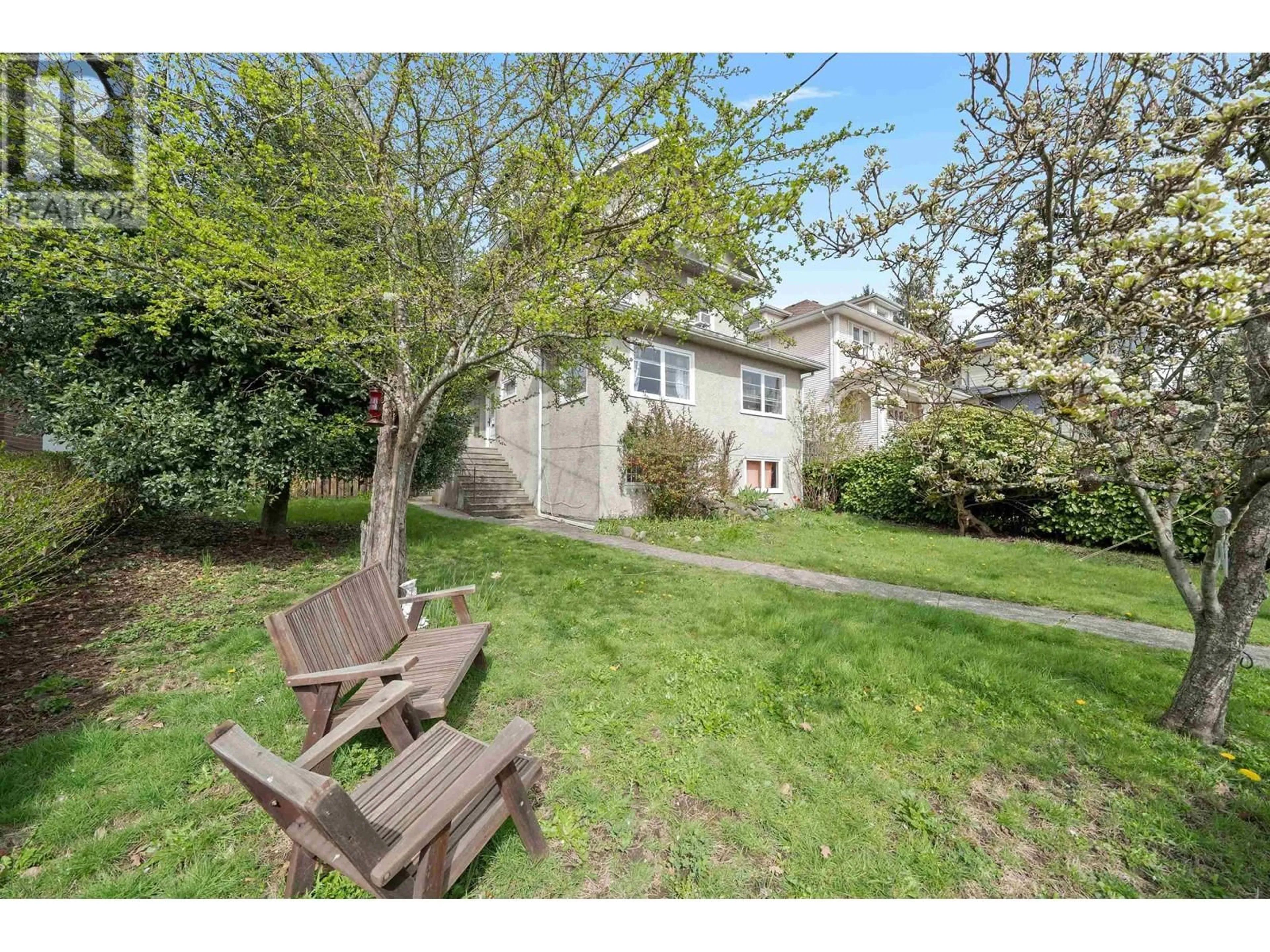 Patio, street for 444 E 6TH STREET, North Vancouver British Columbia V7L1P9