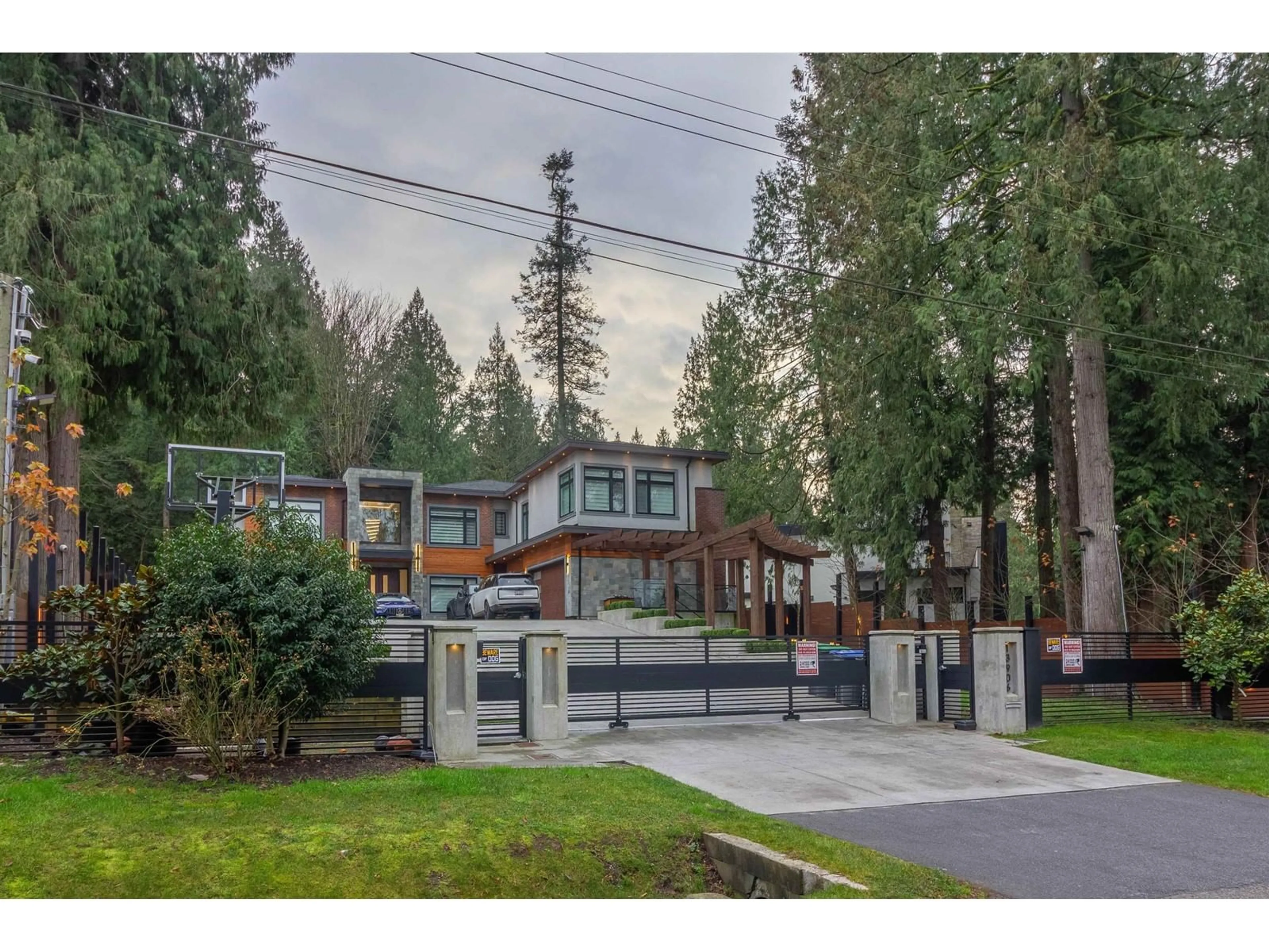 A pic from outside/outdoor area/front of a property/back of a property/a pic from drone, mountain view for 13906 35A AVENUE, Surrey British Columbia V4P1L1