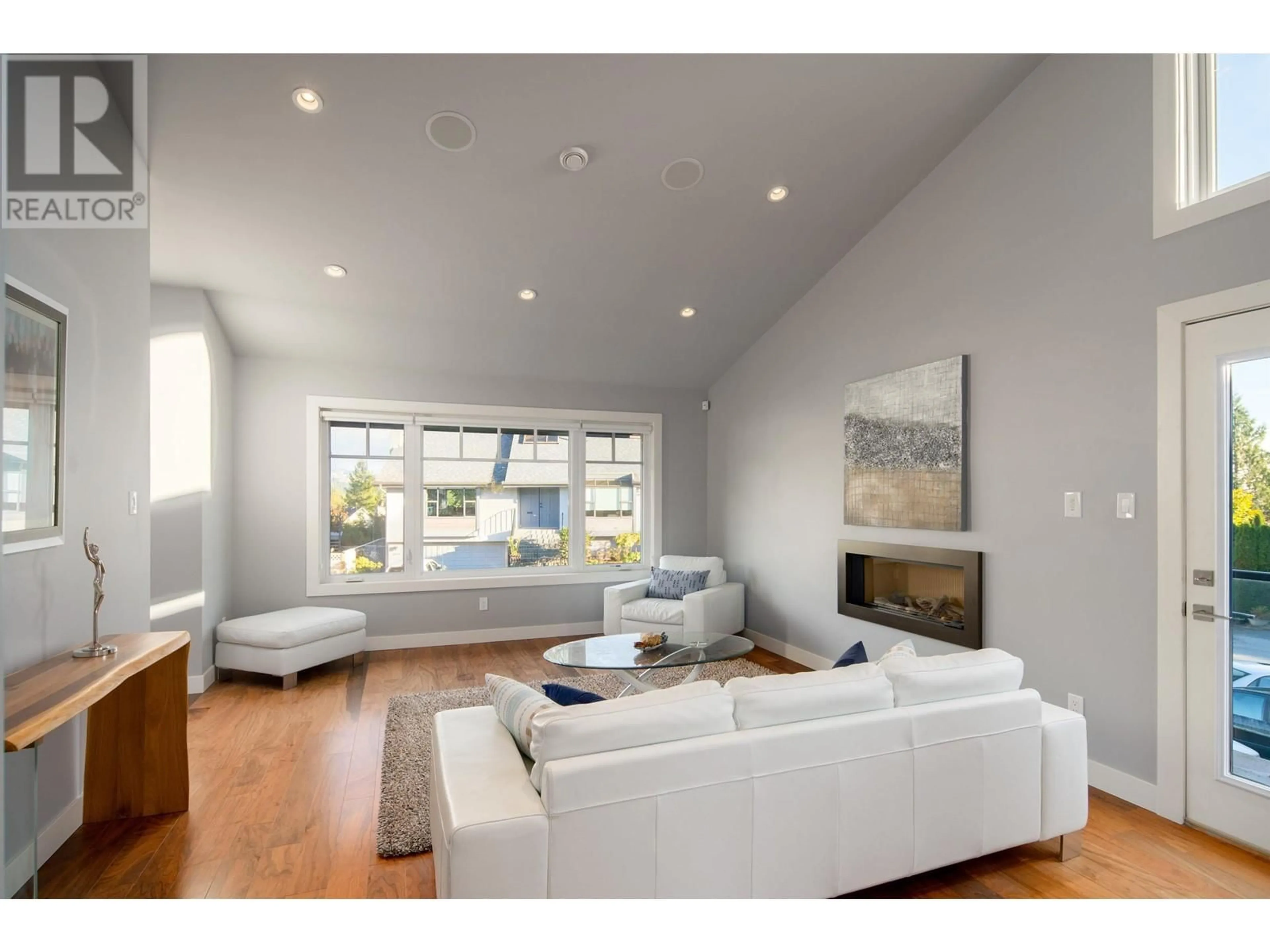 Living room with furniture, wood/laminate floor for 4786 MEADFEILD COURT, West Vancouver British Columbia V7W2Y3