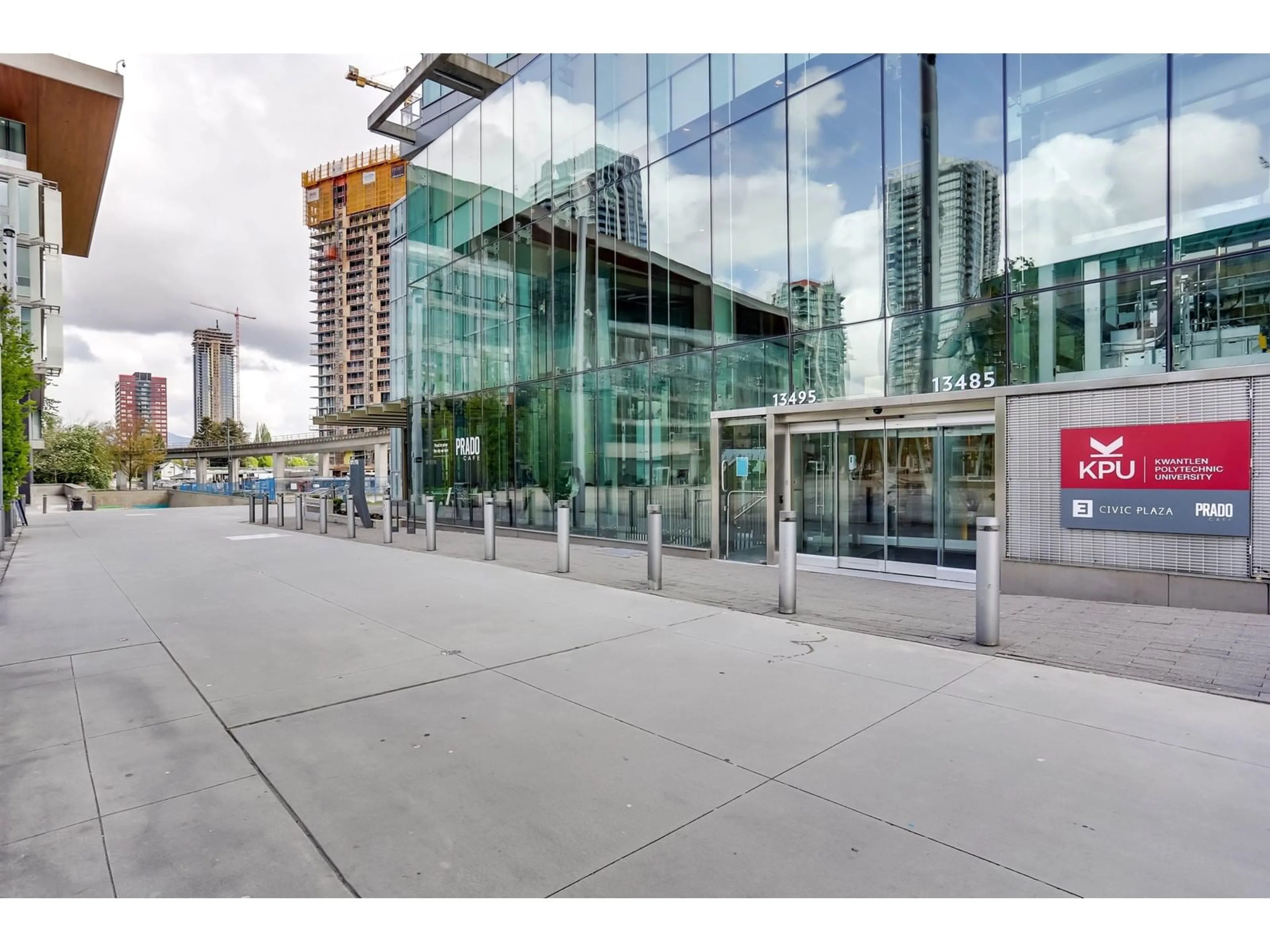 Indoor foyer for 3106 13495 CENTRAL AVENUE, Surrey British Columbia V3T0K2