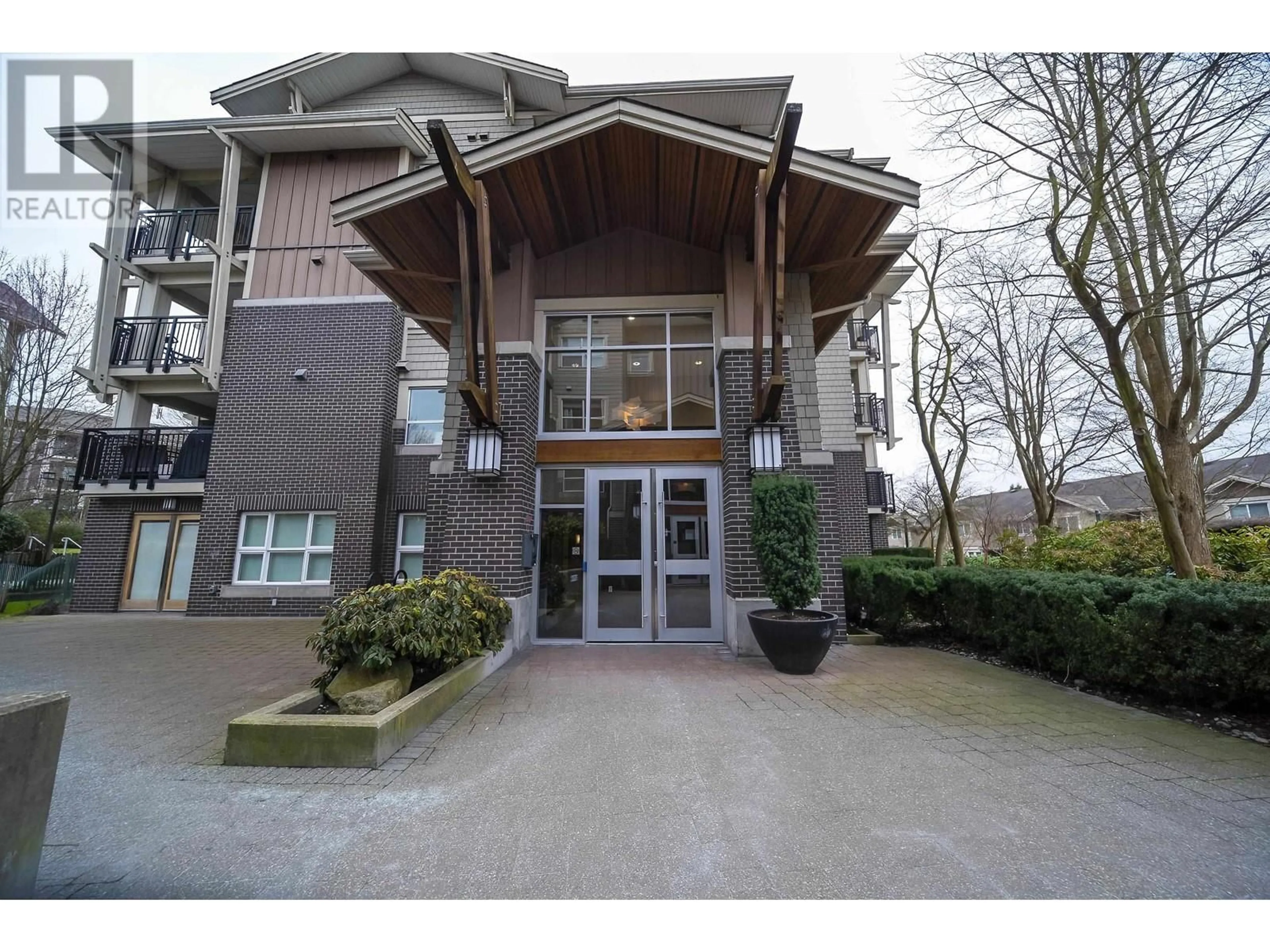 Indoor foyer for 315 5885 IRMIN STREET, Burnaby British Columbia V5J0C2