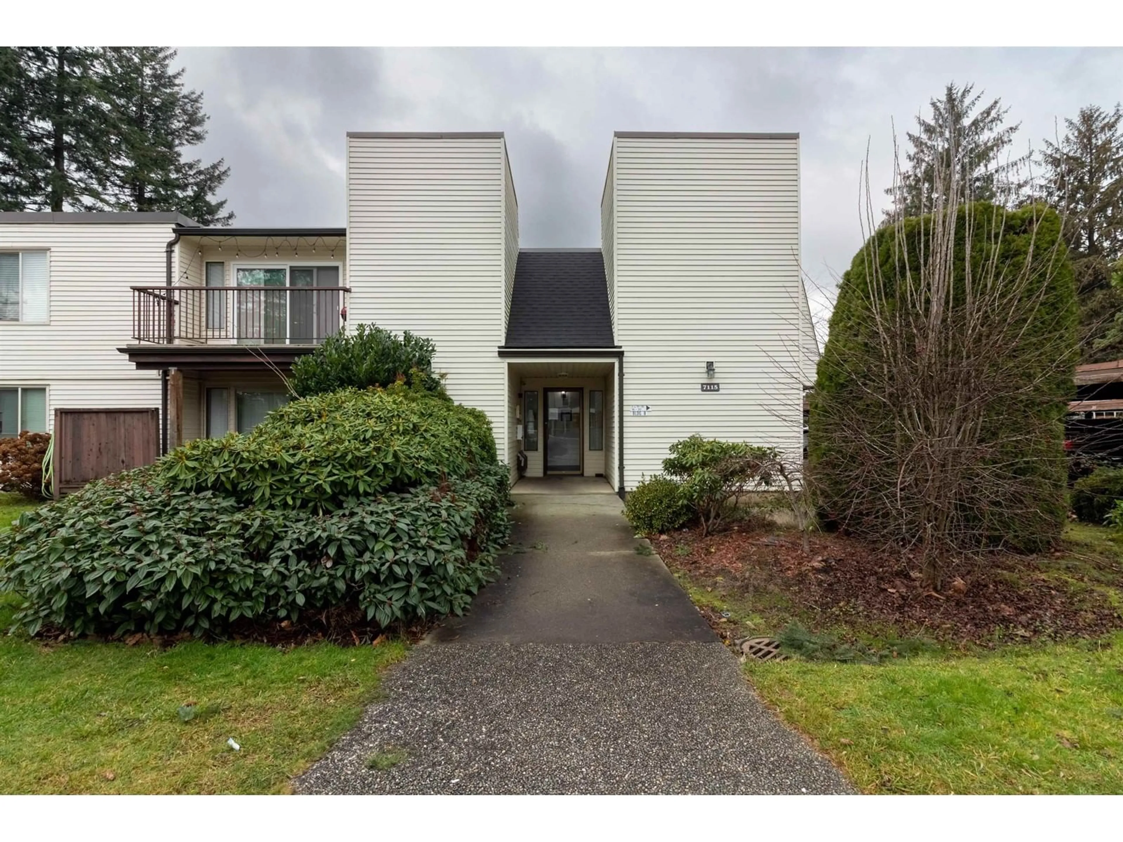 Indoor foyer for 12 7115 134 STREET, Surrey British Columbia V3W4T1