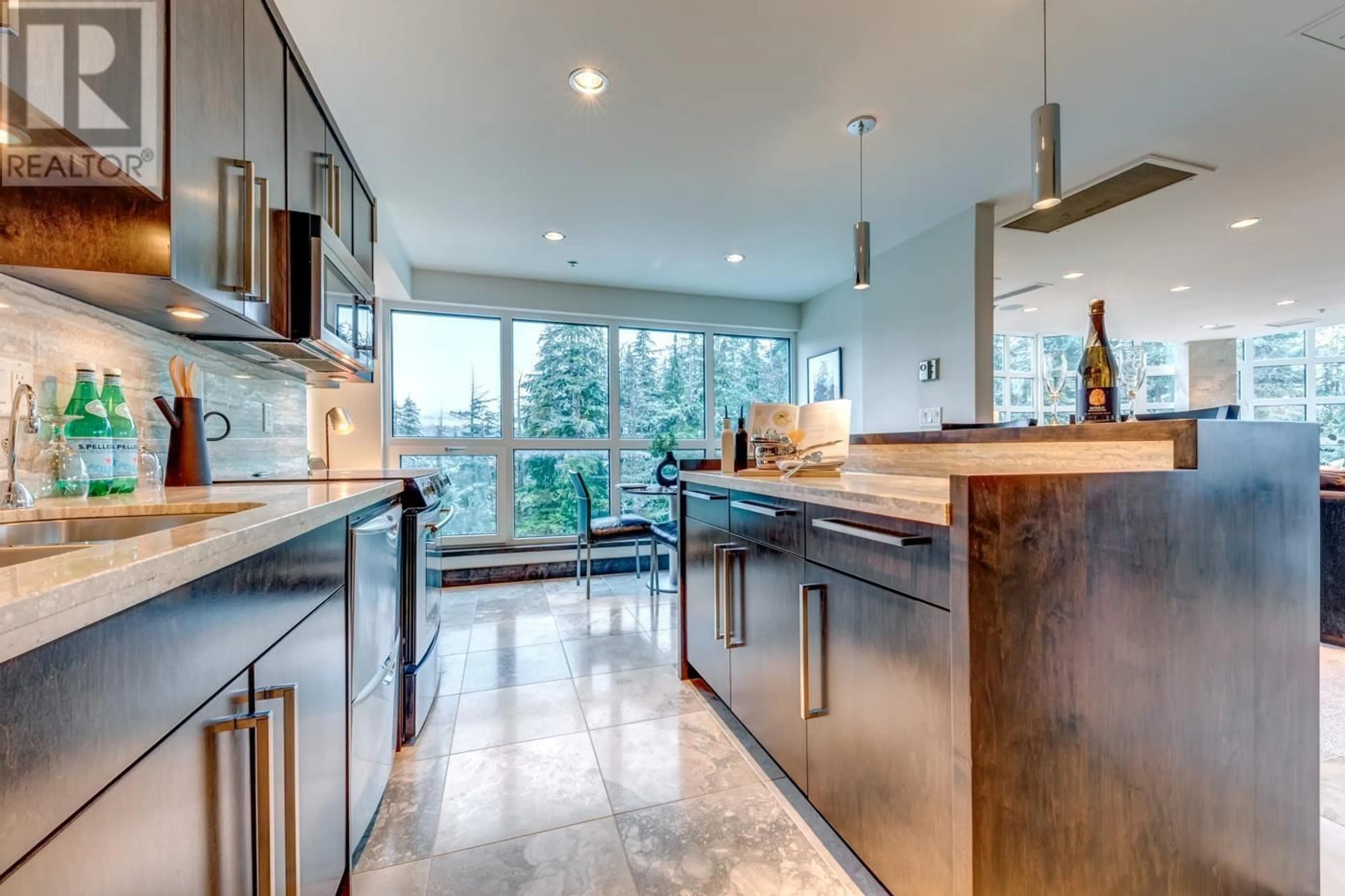 Contemporary kitchen, unknown for 506 4557 BLACKCOMB WAY, Whistler British Columbia V8E0Y2