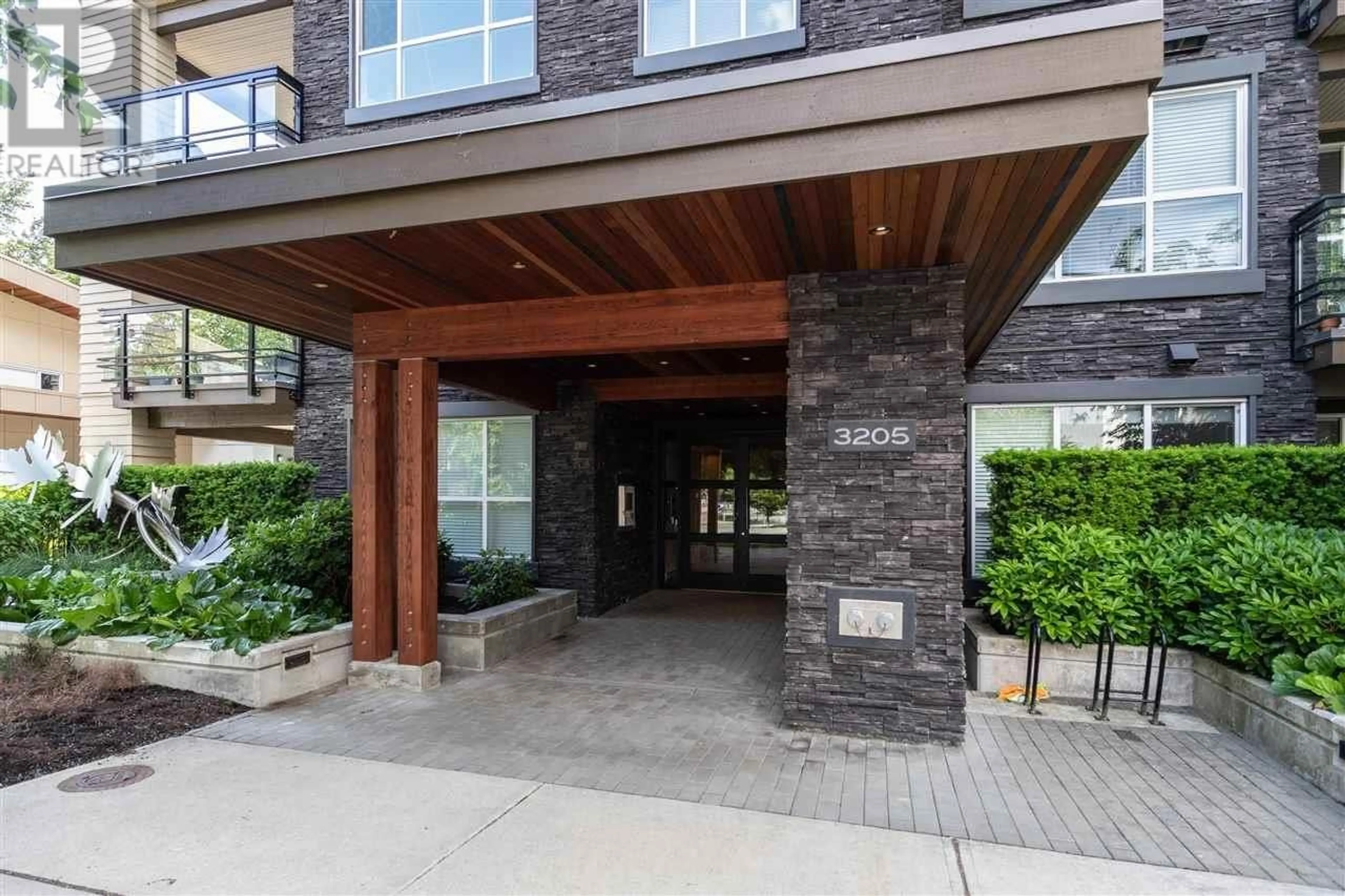 Indoor foyer for 105 3205 MOUNTAIN HIGHWAY, North Vancouver British Columbia V7K0A3