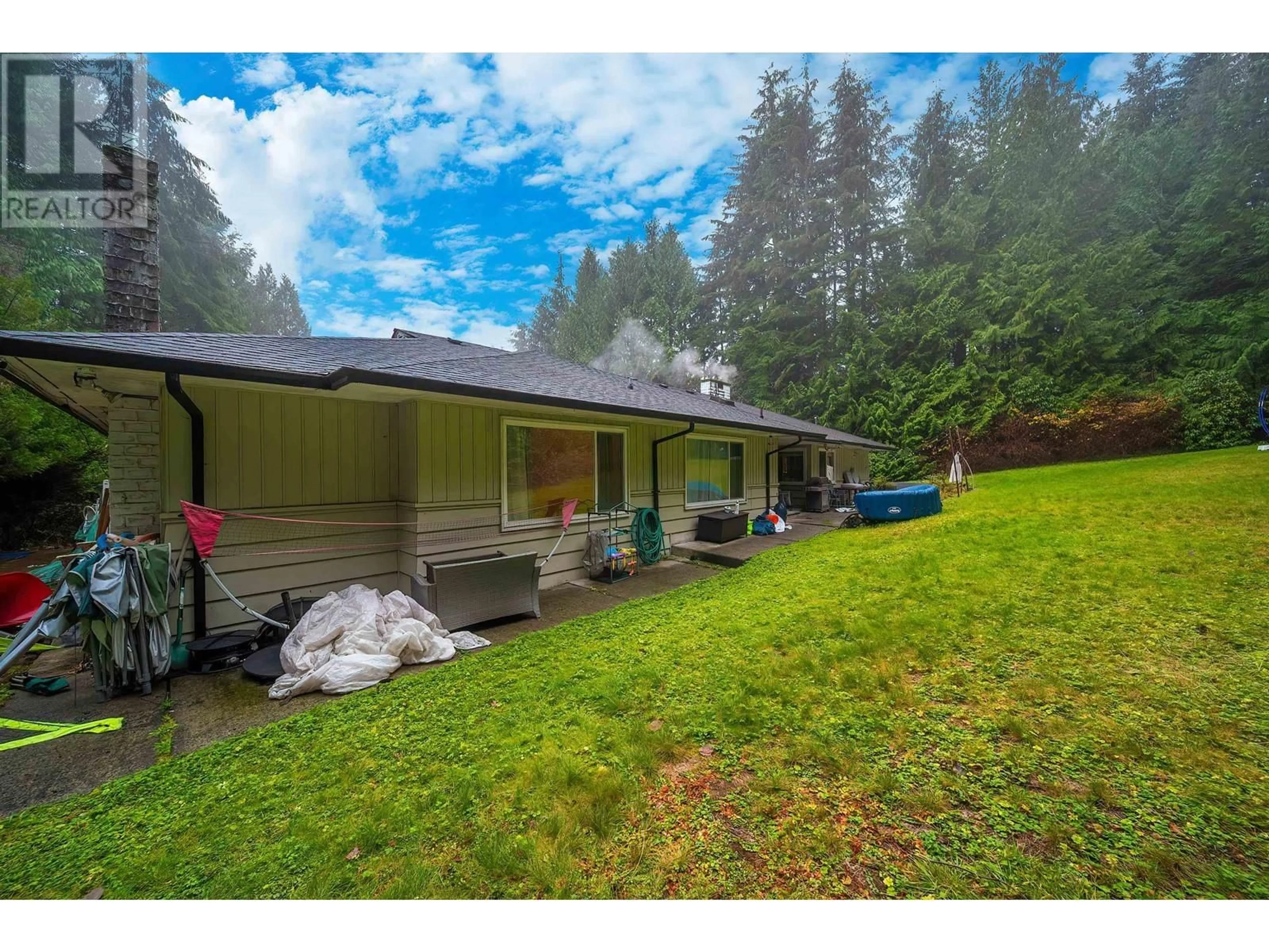 A pic from outside/outdoor area/front of a property/back of a property/a pic from drone, unknown for 77 DESSWOOD PLACE, West Vancouver British Columbia V7S1B8